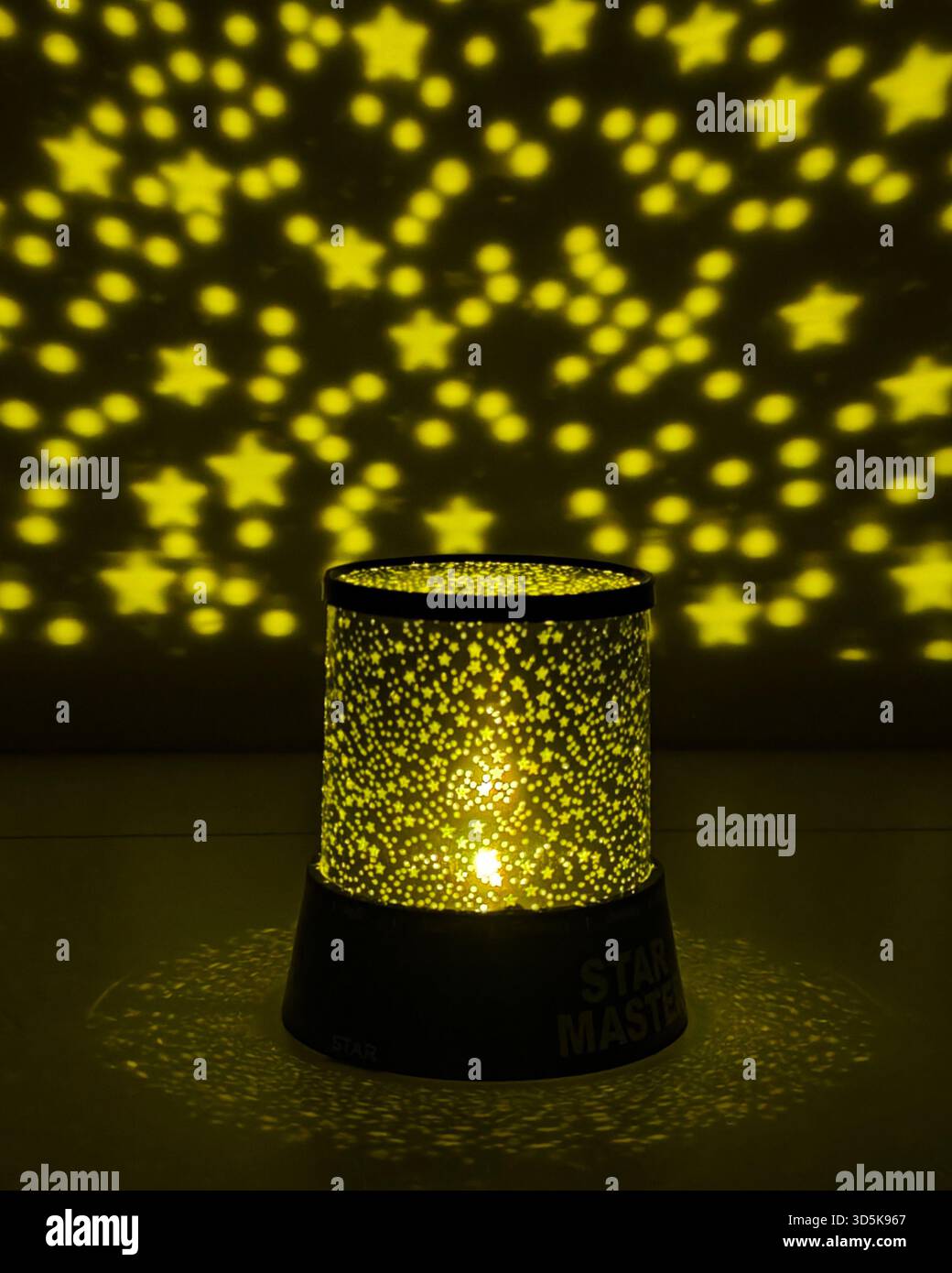 Schema astratto a stella sulla parete dal proiettore di luce notturna. Soffice atmosfera luminosa e da sogno Foto Stock