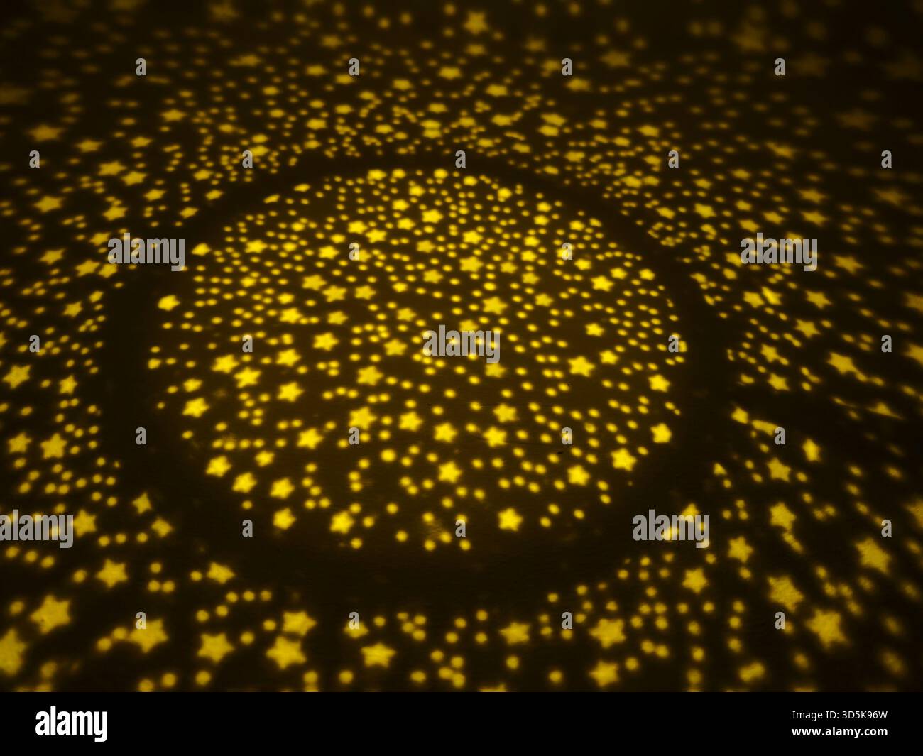 Schema astratto a stella sulla parete dal proiettore di luce notturna. Soffice atmosfera luminosa e da sogno Foto Stock