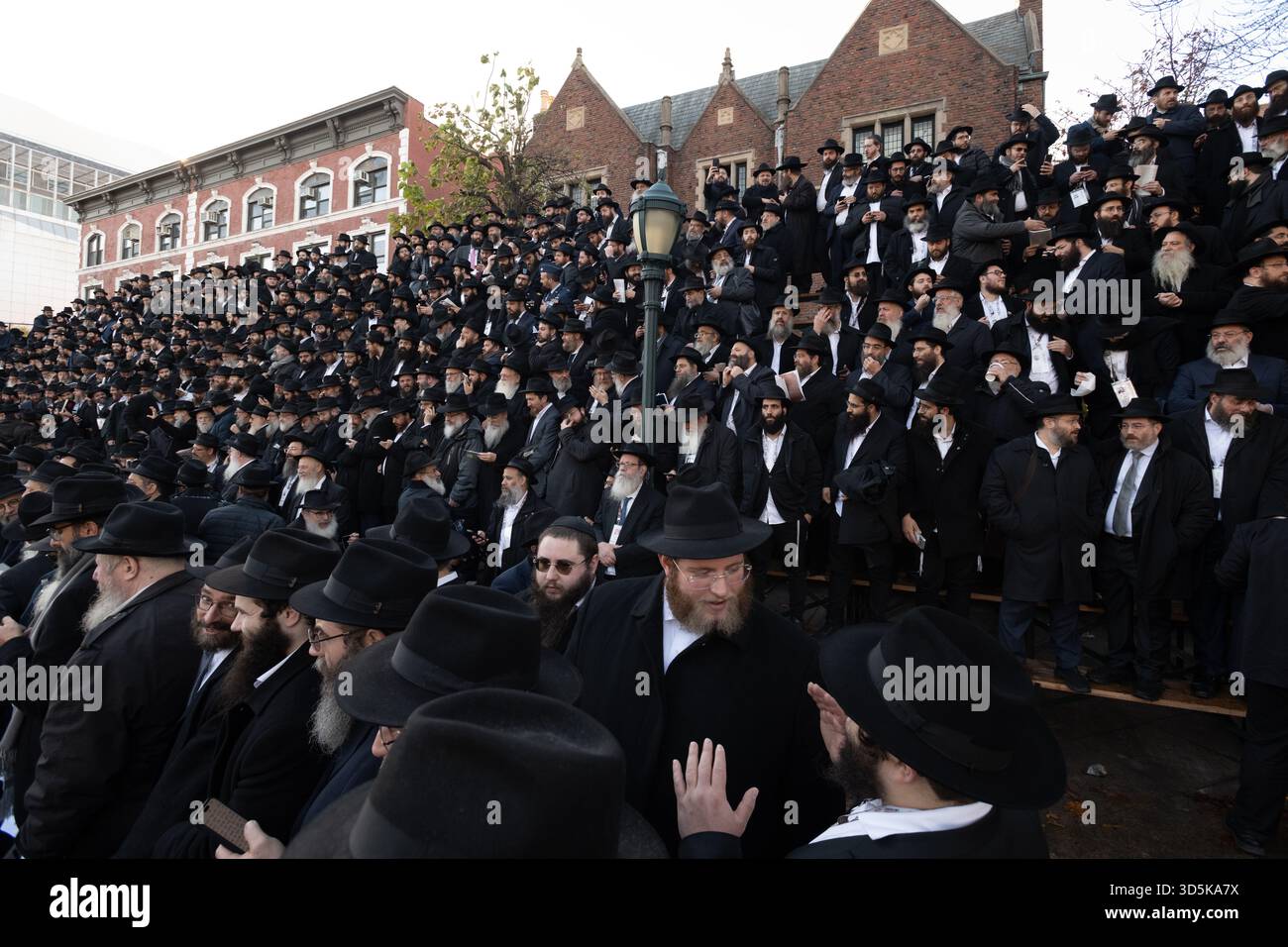 Migliaia di rabbini che partecipano alla 42a Conferenza internazionale annuale degli emissari Chabad-Lubavitch (Kinus Hashluchim) posano per una foto di gruppo il novembre Foto Stock