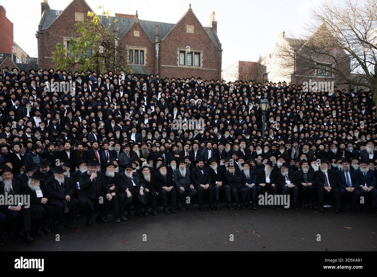 Migliaia di rabbini che partecipano alla 42a Conferenza internazionale annuale degli emissari Chabad-Lubavitch (Kinus Hashluchim) posano per una foto di gruppo il novembre Foto Stock