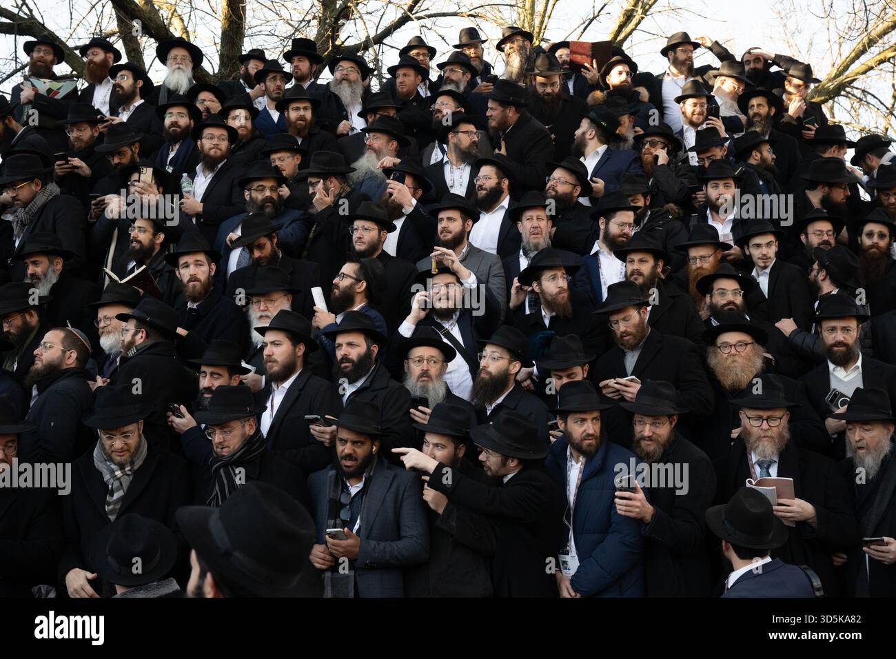 Migliaia di rabbini che partecipano alla 42a Conferenza internazionale annuale degli emissari Chabad-Lubavitch (Kinus Hashluchim) posano per una foto di gruppo il novembre Foto Stock