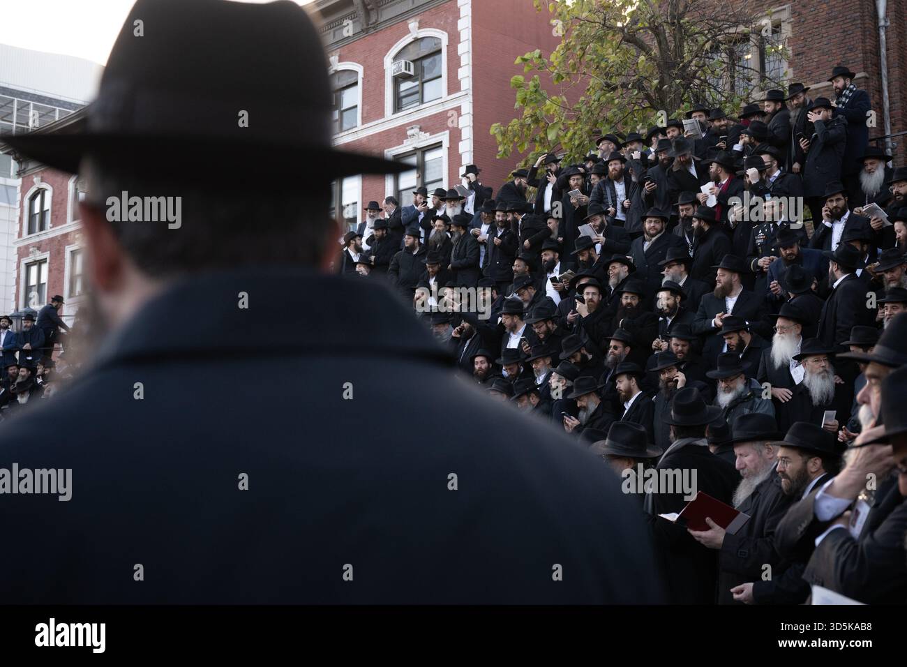 Migliaia di rabbini che partecipano alla 42a Conferenza internazionale annuale degli emissari Chabad-Lubavitch (Kinus Hashluchim) posano per una foto di gruppo il novembre Foto Stock