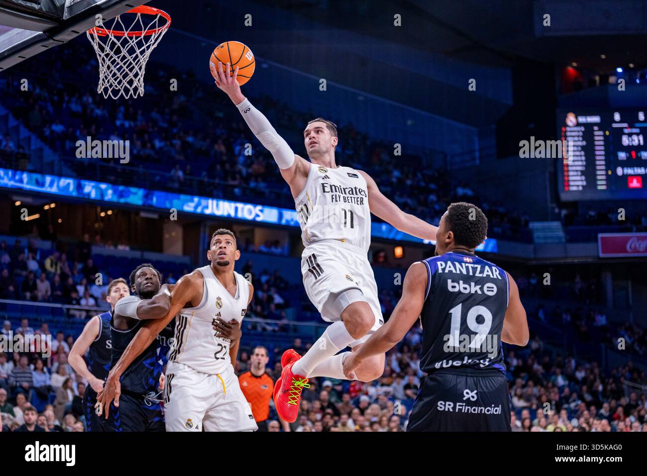 Madrid, Madrid, Spagna. 16 novembre 2025. MARIO HEZONJA del Real Madrid con un lay-up durante una partita di Liga Endesa contro Surne Bilbao Basket alla Movistar Arena. (Credit Image: © Alberto Gardin/ZUMA Press Wire) SOLO PER USO EDITORIALE! Non per USO commerciale! Foto Stock