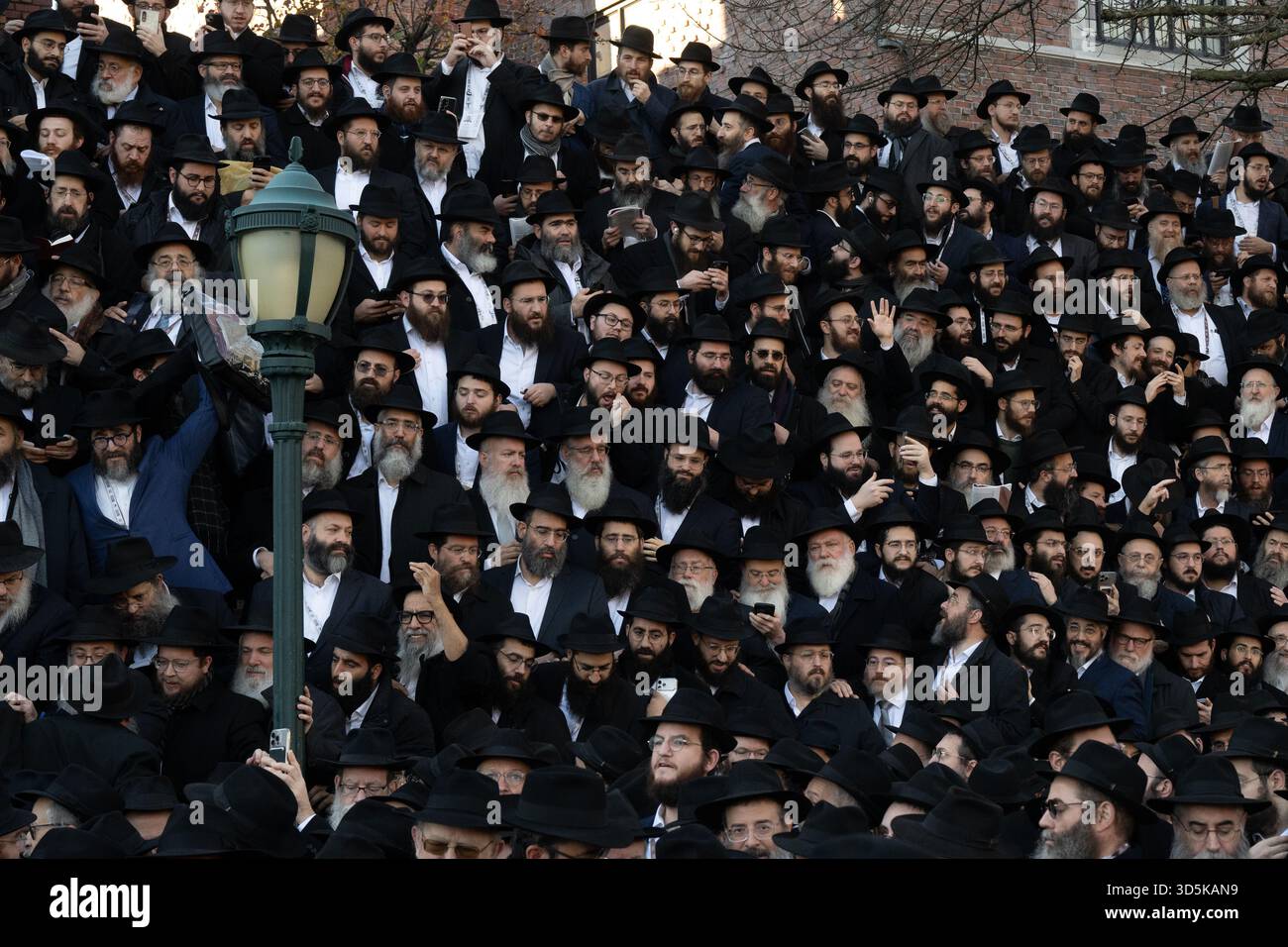 Migliaia di rabbini che partecipano alla 42a Conferenza internazionale annuale degli emissari Chabad-Lubavitch (Kinus Hashluchim) posano per una foto di gruppo il novembre Foto Stock