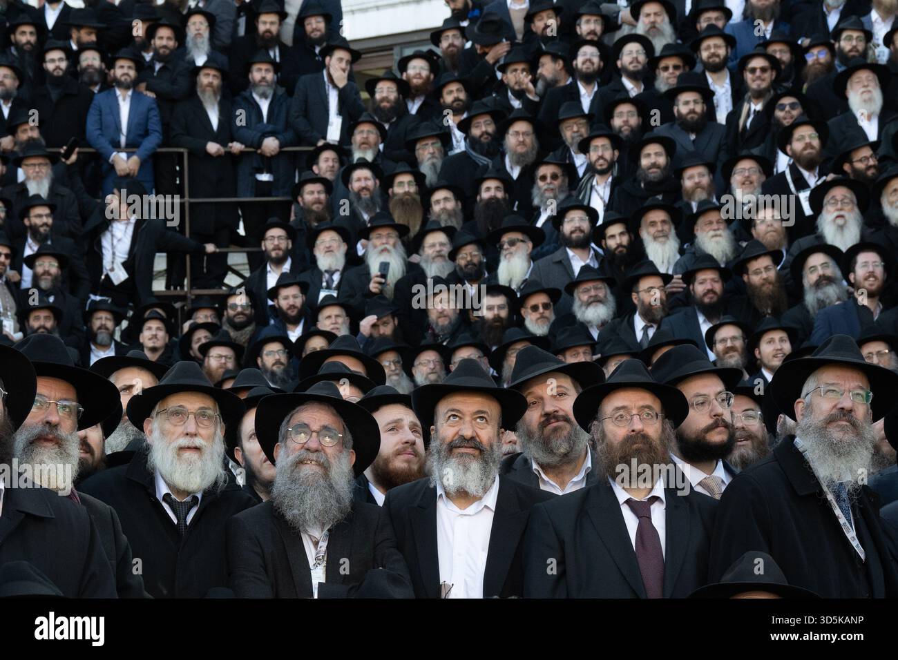 Migliaia di rabbini che partecipano alla 42a Conferenza internazionale annuale degli emissari Chabad-Lubavitch (Kinus Hashluchim) posano per una foto di gruppo il novembre Foto Stock