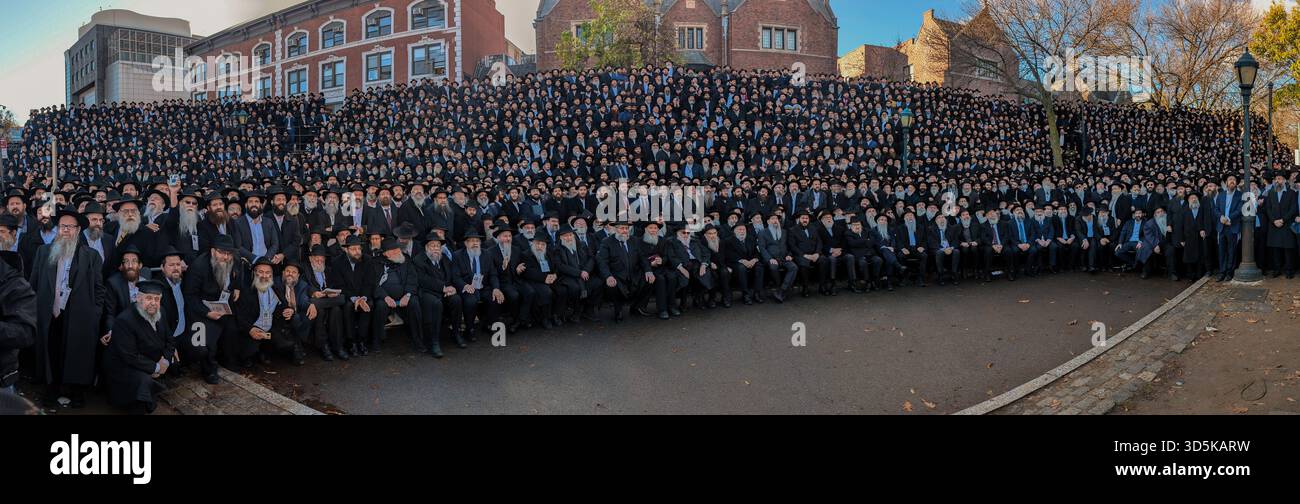 Migliaia di rabbini che partecipano alla 42a Conferenza internazionale annuale degli emissari Chabad-Lubavitch (Kinus Hashluchim) posano per una foto di gruppo il novembre Foto Stock