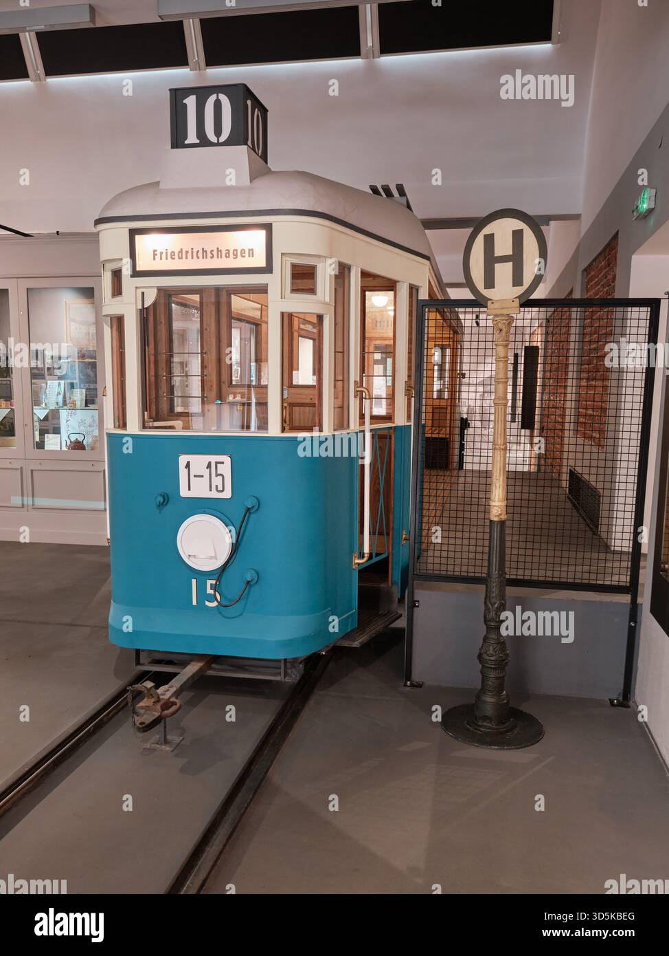 Lodz, Polonia - 15 novembre 2025: Tram storico in mostra al Museo delle tradizioni dell'indipendenza di Lodz, con trasporto pubblico urbano. Foto Stock