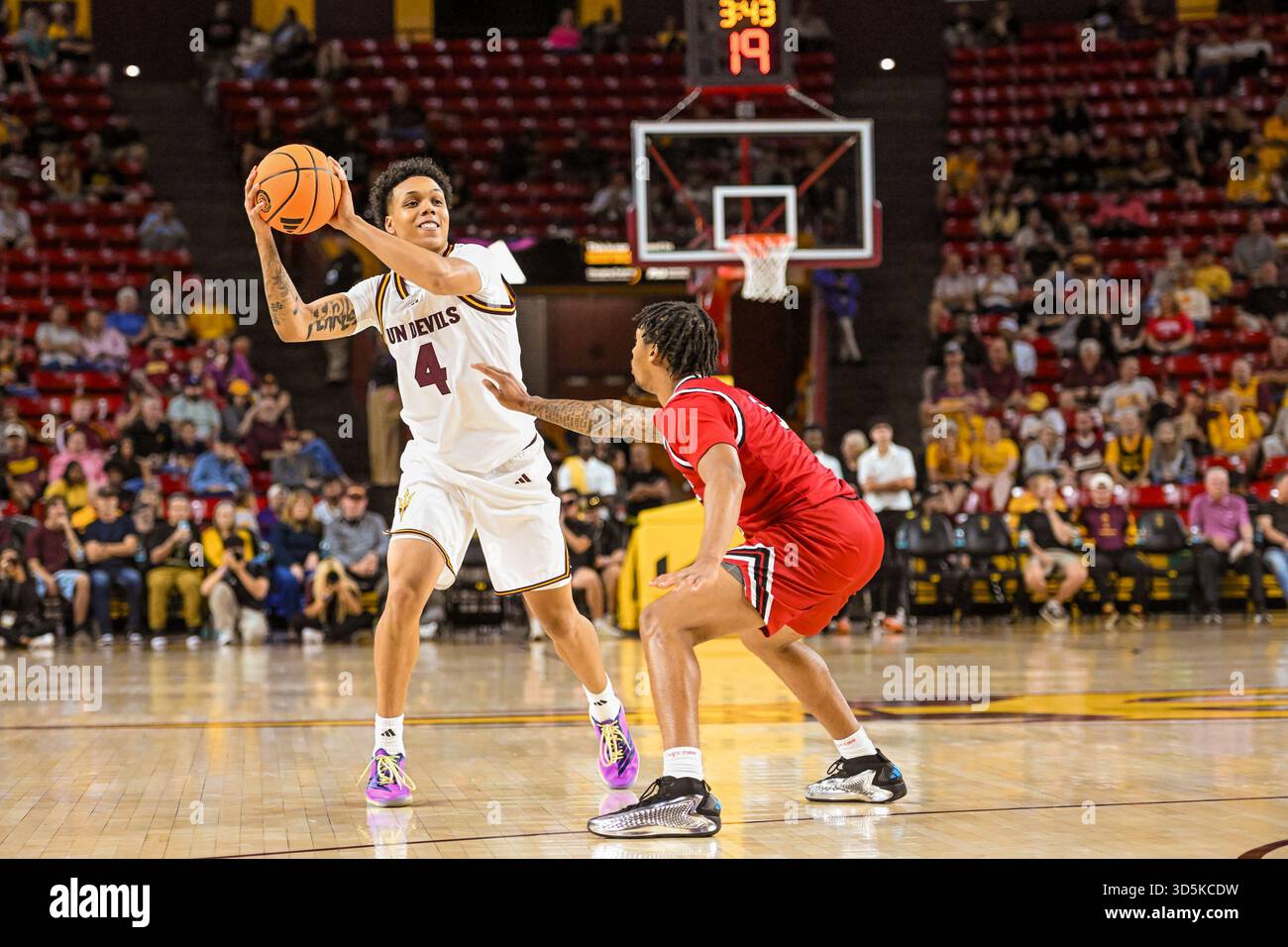 Gli Arizona State Sun Devils guardano Bryce Ford (4) che passa la palla nella prima metà della partita di basket NCAA contro i Southern Utah Thunderbirds a Tempe, Arizona, martedì 4 novembre 2025. Arizona State sconfisse Southern Utah 81-64 (Thomas Fernandez/Image of Sport). Foto Stock