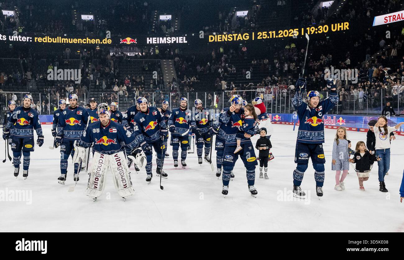 I giocatori di Monaco intorno a Mathias Niederberger (portiere, EHC Red Bull Muenchen, #35) celebrano la vittoria davanti alla curva dei tifosi GER, EHC Red Bull Muenchen vs. Nuernberg Ice Tigers, Ice Hockey, DEL, 19th Matchday, stagione 2025/2026, 16.11.2025. Pho Foto Stock