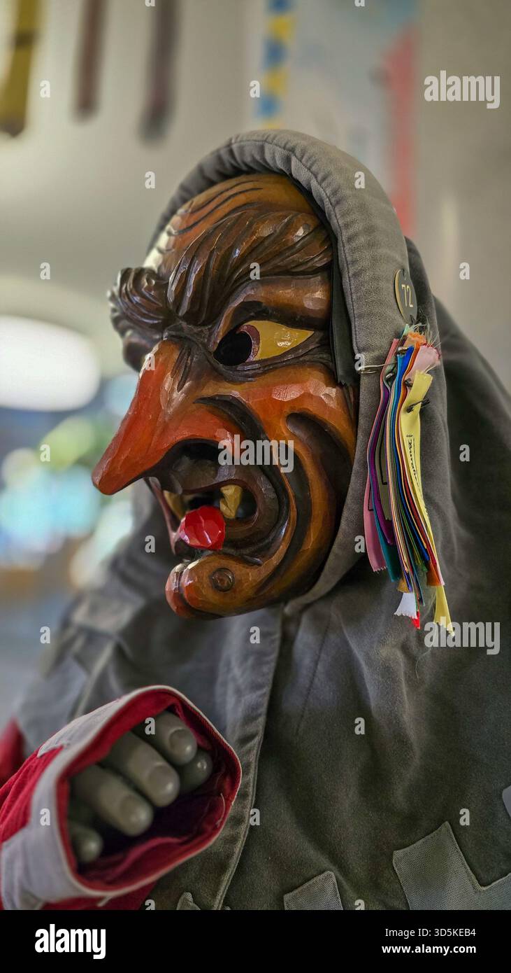 Meersburg, 27 febbraio 2025. Tradizionale maschera da strega in legno per il Carnevale tedesco Fasnet, Fasnacht o Fasching Foto Stock