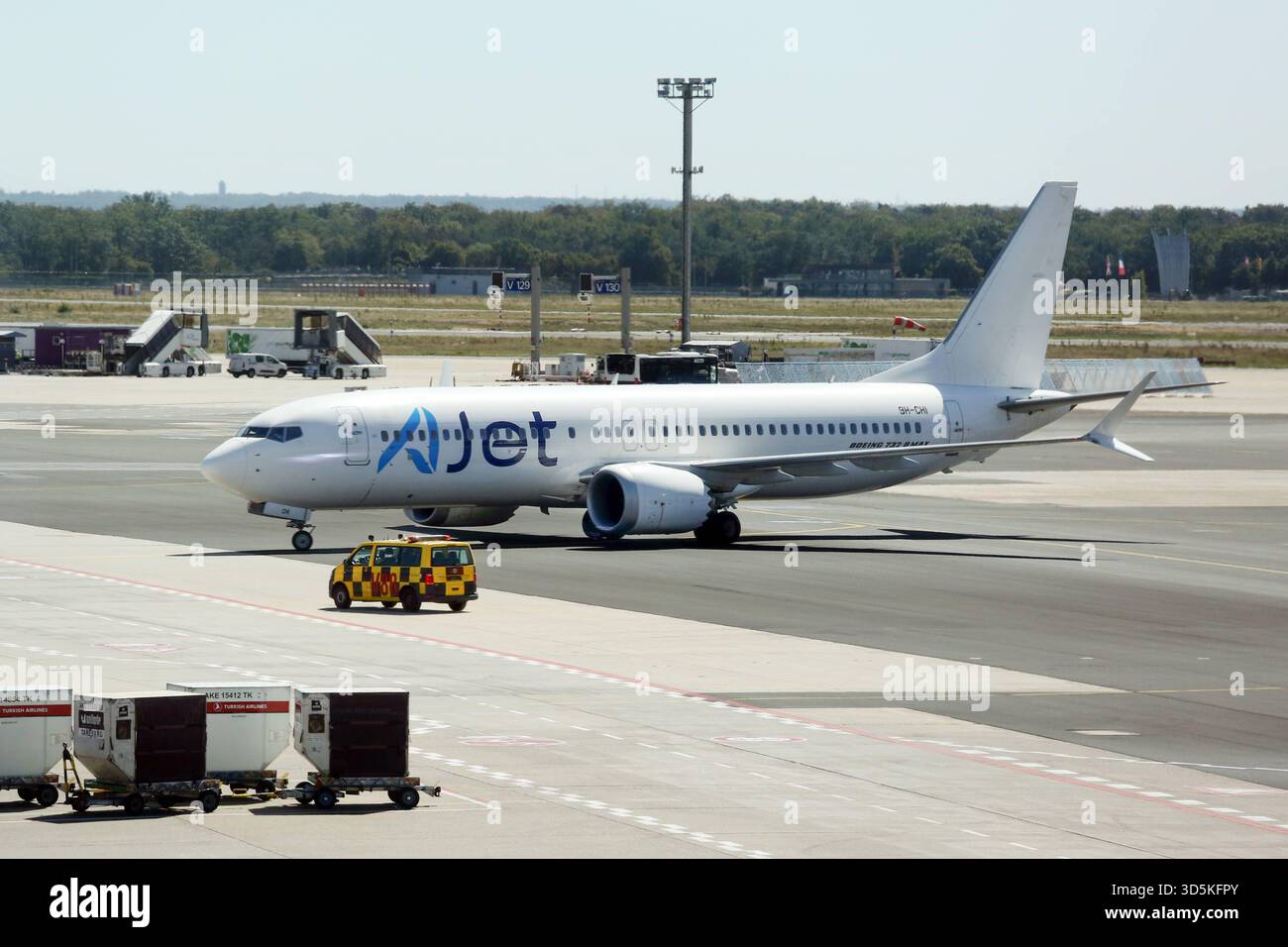 17.08.2025, Francoforte sul meno, Assia, GER - Boeing 737 MAX der Fluggesellschaft AnadoluJet auf dem Vorfeld des Frankfurt Airport. 9H-CHI, A Jet, compagnia aerea, AnadoluJet, aussen, Aussenaufnahme, Boeing, Boeing 737, Boeing 737 Max, deutsch, Deutschland, Europa, europaeisch, Ferien, Ferienflieger, Fernreise, Fliegen, Flieger, Flugbetrieb, Fluggesellschaft, Fluglinie, Flugreise, Flugzeug, Follow me-Car, Francoforte, Francoforte sul meno, Assia, Jahreszeit, Jet, Luftfahrt, Luftfahrtgesellschaft, Luftfahrtunternehmen, Luftverkehr, Maschine, Passagierflugzeug, Passagiermaschine, Pauschalflieger, QF, Querfor Foto Stock