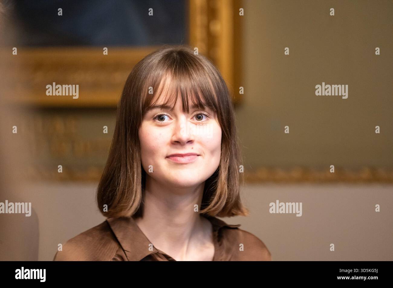 Gli studenti della MUN Society Belgium sono ritratti nella sala stampa del Parlamento federale belga durante la cerimonia del giorno del Re a Bruxelles il 15 Foto Stock