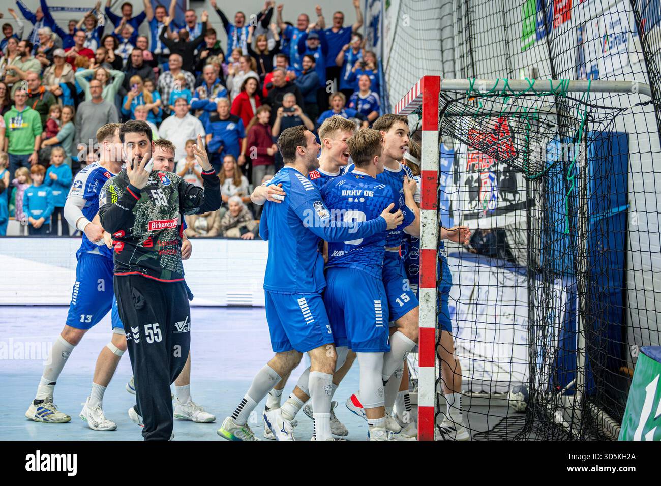 Yahav Shamir (TV Hüttenberg, 55) segna l'equalizzatore con un buzzer-Beater. Dessau-Roßlauer HV 06 festeggia il suo gol [goal] 2. Bundesliga [Bundesliga]; TV Hüttenberg - Dessau-Roßlauer HV: Hüttenberg, 16.11.25 Foto Stock