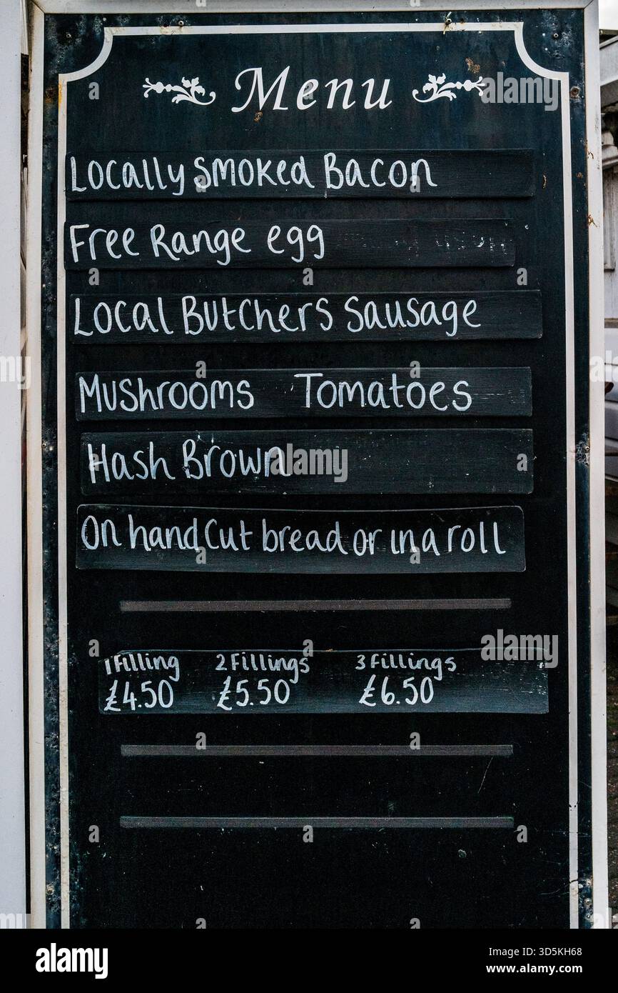 Menu rustico Chalkboard Café con ripieni e prezzi per la colazione Foto Stock