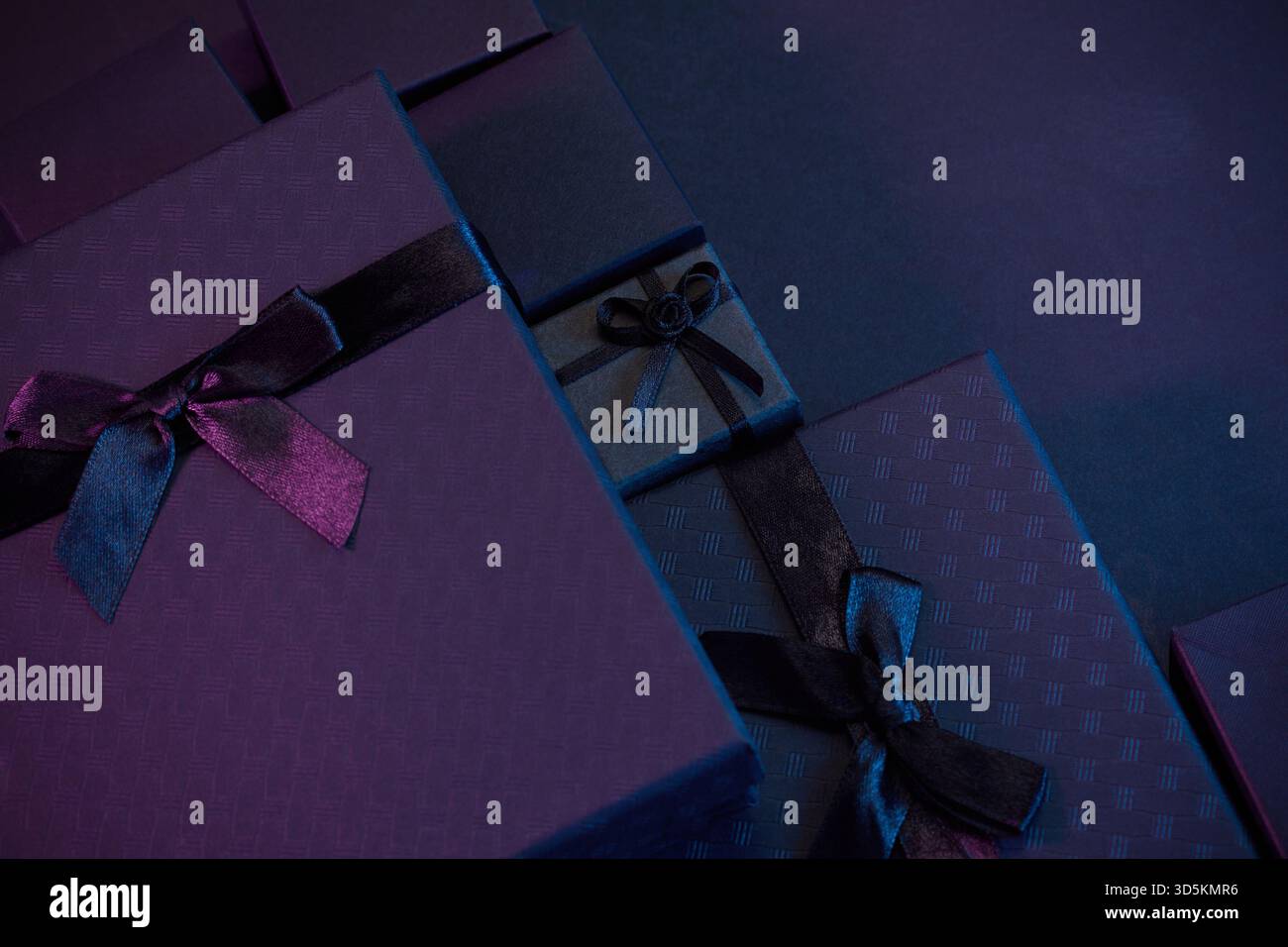 Eleganti confezioni regalo. Eleganti confezioni regalo in tonalità viola e blu con nastri in raso Foto Stock