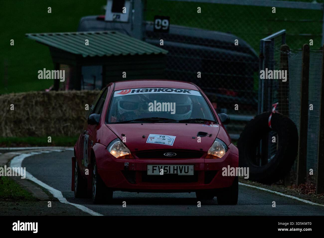Il pilota Ian Barnes (Mablethorpe & DMC) e il co-pilota Devlyn Johnson (Mablethorpe & DMC) corrono nella Ford KA (1299) alle tappe NHMC Cadwell Rally 202 Foto Stock