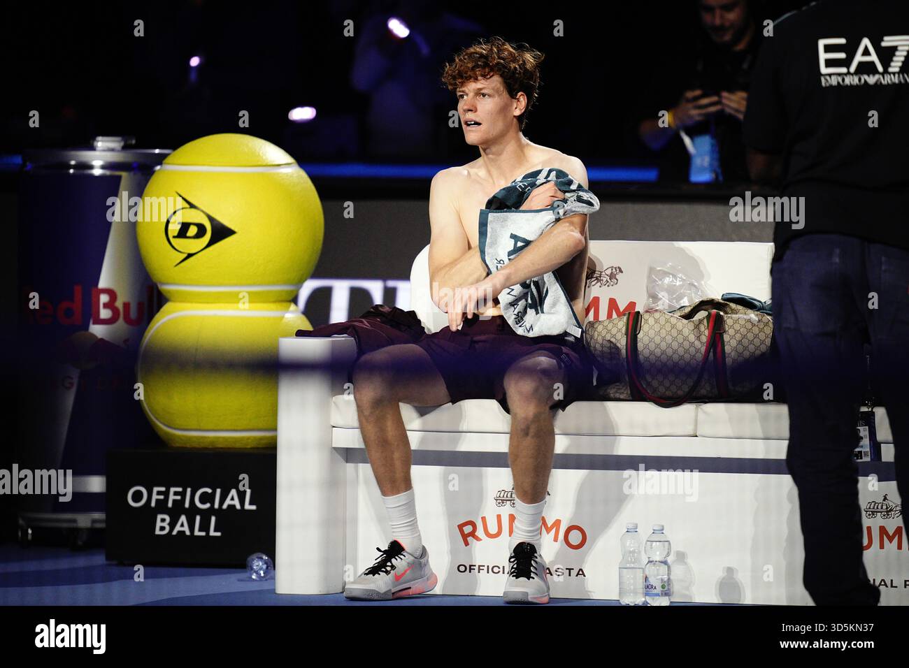 Torino, Italia. 16 novembre 2025. L'italiano Jannik Sinner reagisce dopo aver vinto la finale di tennis delle finali ATP World Tour contro lo spagnolo Carlos Alcaraz all'Inalpi Arena di Torino - domenica 16 novembre 2025. Sport - Tennis (foto di Marco Alpozzi/Lapresse) credito: LaPresse/Alamy Live News Foto Stock