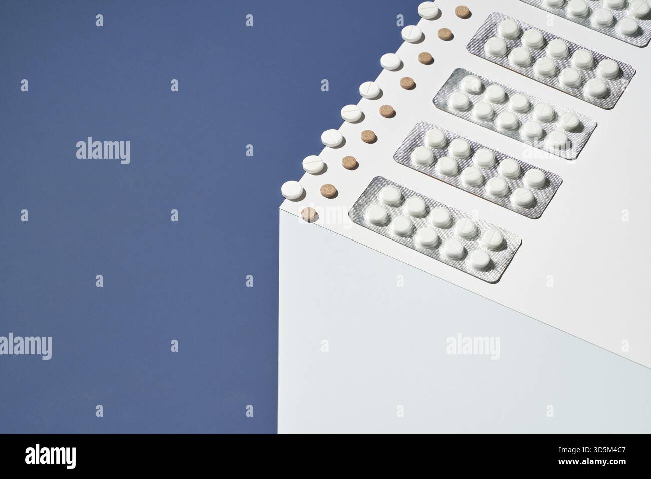 Concetto di medicina fredda. Cubo blu e bianco. Molte pillole influenzali blister. Integratore sanitario. Febbre malata. Aspirina. Laboratorio farmaceutico. Antibiotico Foto Stock