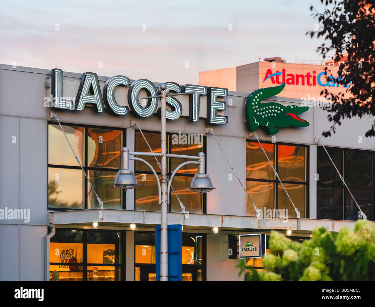 Atlantic City, New Jersey - 26 agosto 2025: Vetrina di Lacoste, è un marchio di abbigliamento sportivo firmato francese, famoso per il suo logo di coccodrillo e la creazione del Foto Stock