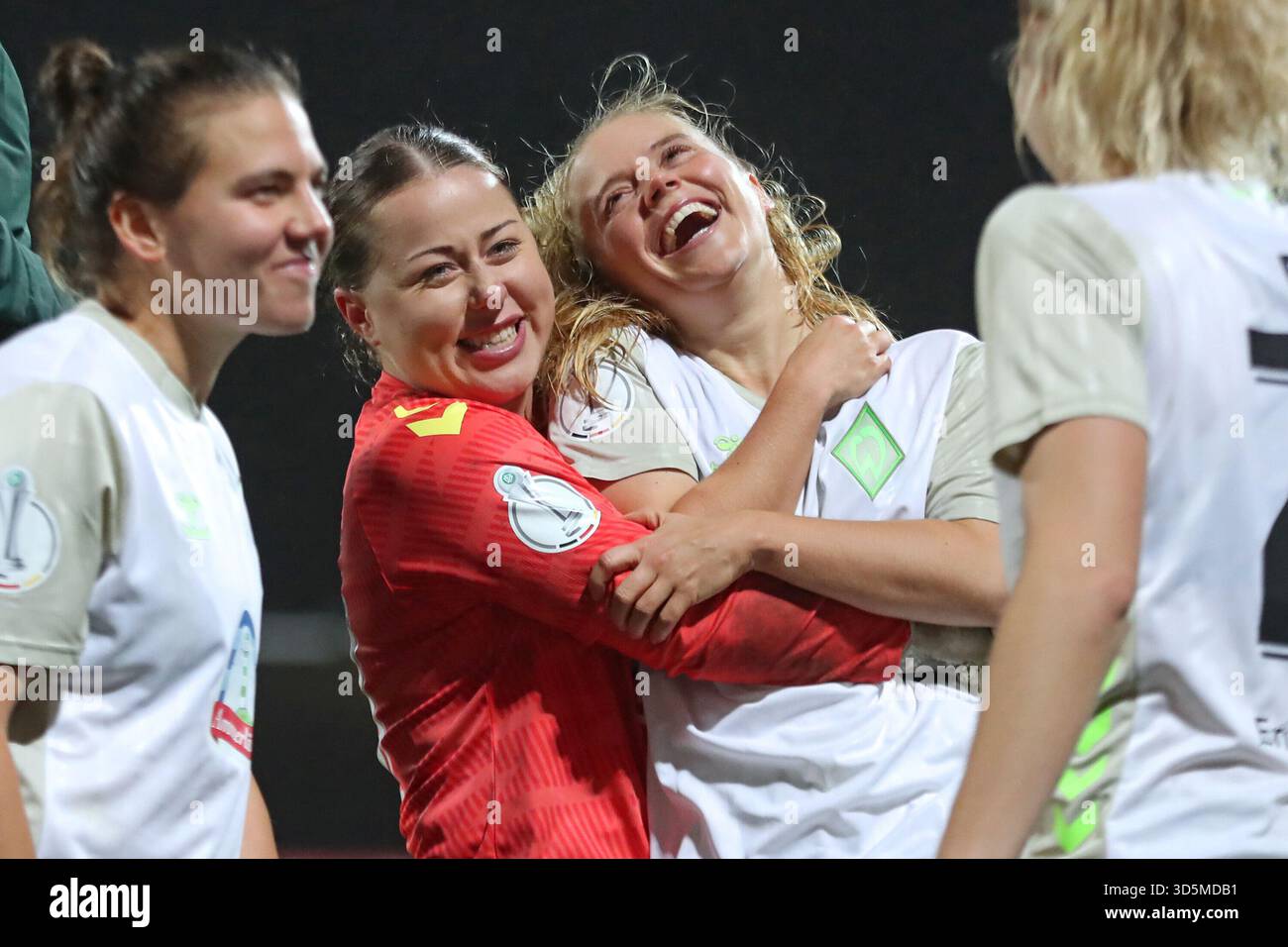 La portiere Mariella El Sherif (39, Werder Brema) festeggia con Ricarda Walkling (13, Werder Brema). Calcio, Coppa di Germania femminile, stagione 2025/ 2026, 16° turno: RB Leipzig vs. SV Werder Brema il 16/11/2025, Training Center Cottaweg, Leipzi Foto Stock