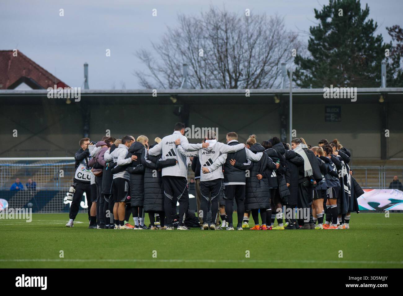 Sinsheim, Germania 16 novembre 2025: DFB Women's Cup - Round of 16 - 2025/2026 - TSG 1899 Hoffenheim vs. Eintracht Francoforte nella foto: I giocatori e la squadra di allenatori di SGE in cerchio a squadre per festeggiare spalla a spalla dopo la vittoria aga Foto Stock
