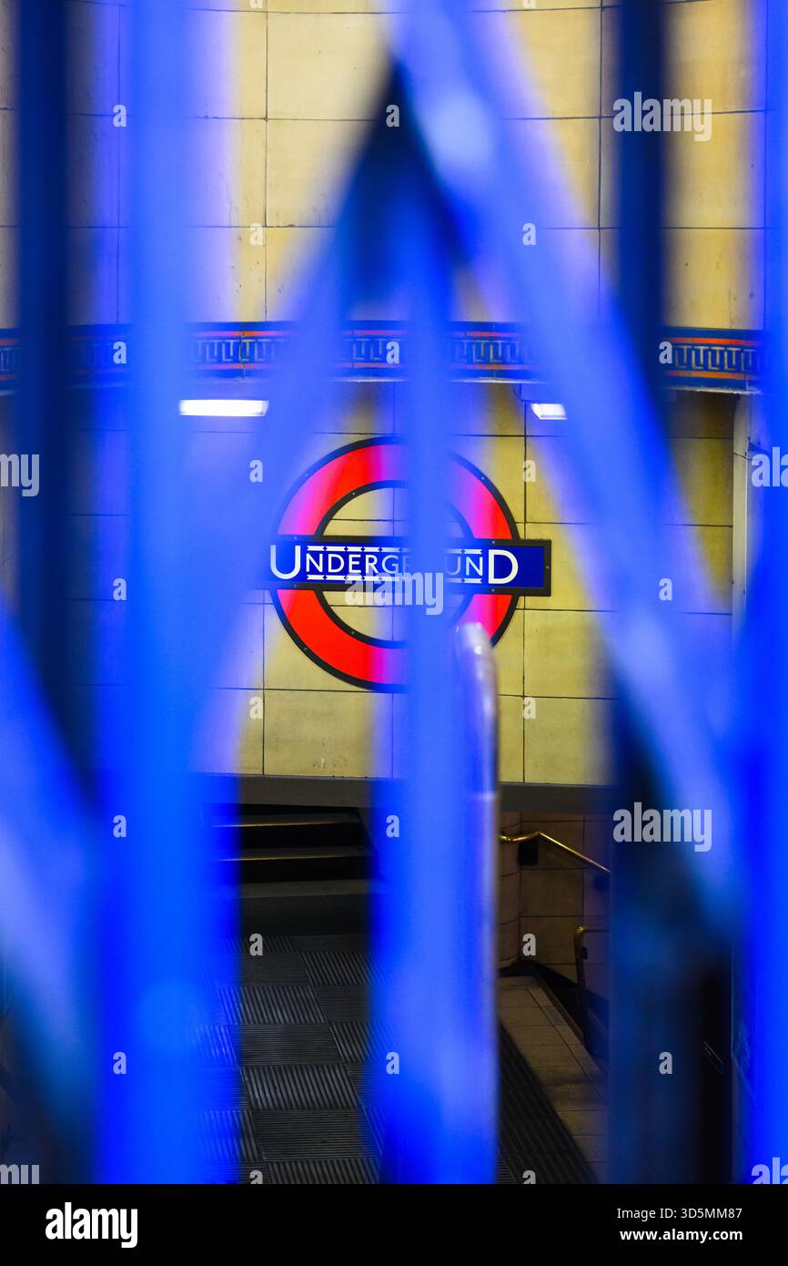 Londra, Regno Unito - 10 settembre 2025; il cancello blu è in primo piano con la metropolitana di Londra chiusa a causa della chiusura dell'azione di sciopero industriale Foto Stock