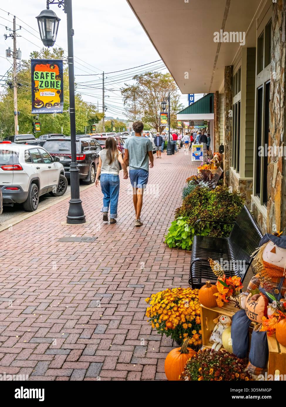 Coppia che cammina sulla East Main Street nella città di Blue Ridge, Georgia USA Foto Stock