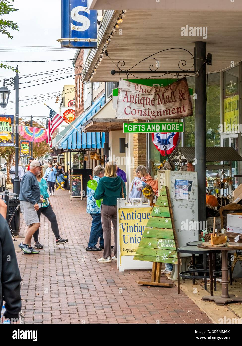Turisti sulla East Main Street nella città di Blue Ridge, Georgia USA Foto Stock