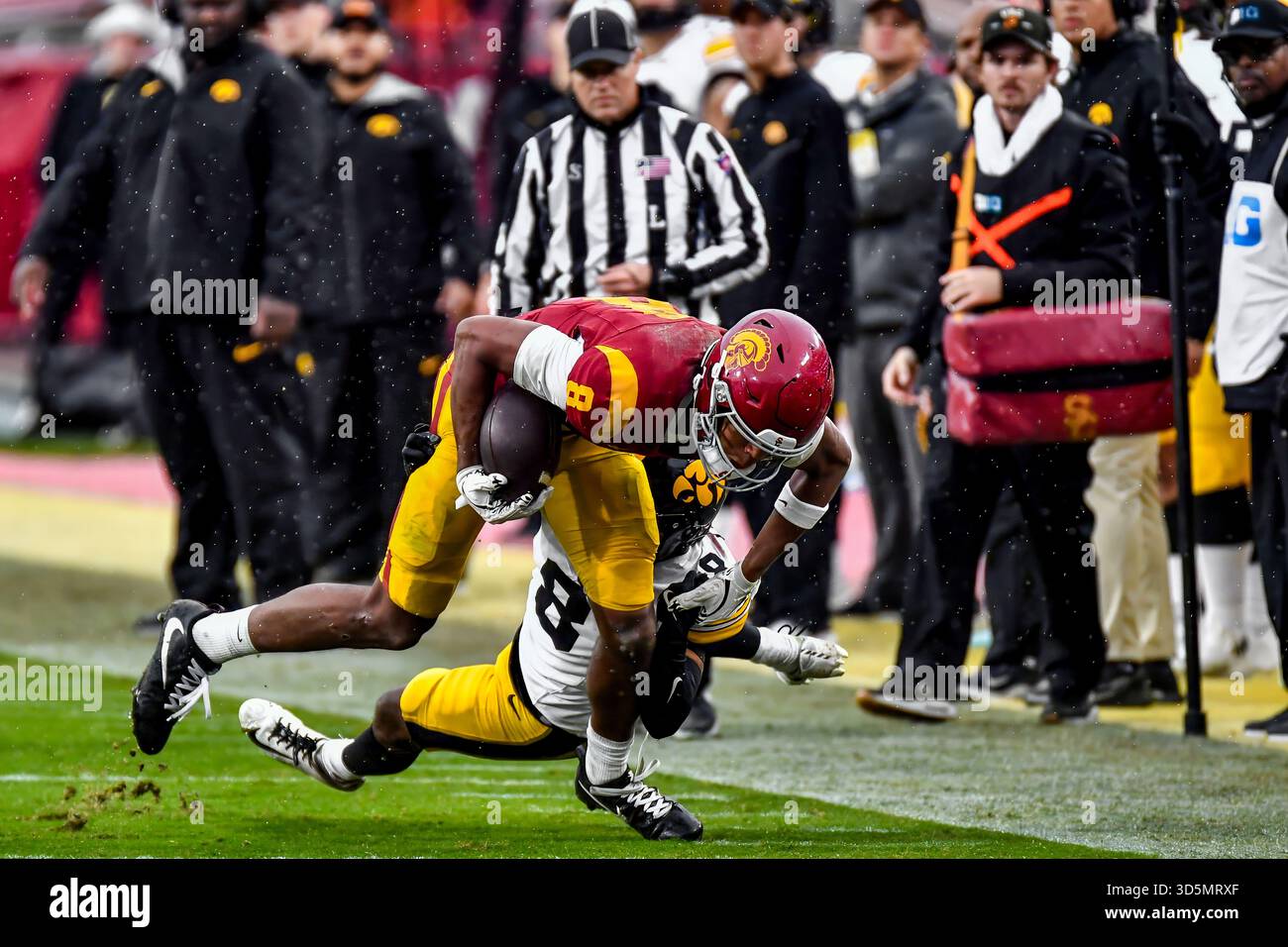 15 novembre 2025 Los Angeles, CA.USC Trojans wide receiver Ja'Kobi Lane (8) riceve il passaggio mentre il defensive back degli Iowa Hawkeyes Deshaun Lee (8) affronta il gioco in azione nel terzo quarto durante la partita di football NCAA tra gli Iowa Hawkeyes e gli USC Trojans al Coliseum di Los Angeles, California..obbligatorio foto: Louis Lopez/Cal Sport Media Foto Stock
