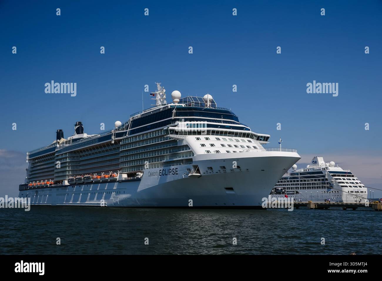 Grandi navi da crociera attraccate al porto crocieristico di Tallinn sotto cieli azzurri. Foto Stock