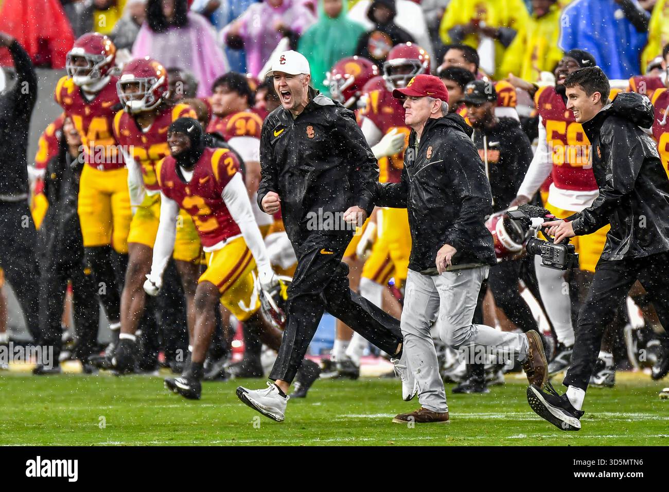 Los Angeles, CA. 15 novembre 2025. Il capo-allenatore degli USC Trojans Lincoln Riley reagisce dopo aver vinto la partita di football NCAA tra gli Iowa Hawkeyes e gli USC Trojans al Coliseum di Los Angeles, California.credito fotografico obbligatorio: Louis Lopez/Cal Sport Media (immagine di credito: © Louis Lopez/Cal Sport Media). Crediti: csm/Alamy Live News Foto Stock
