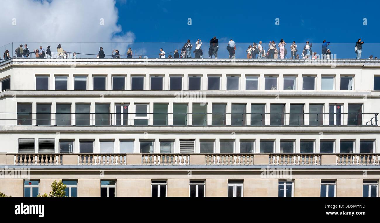 Persone sulla terrazza panoramica sul tetto del centro commerciale Galeries Lafayette Haussemann, Parigi, Francia Foto Stock