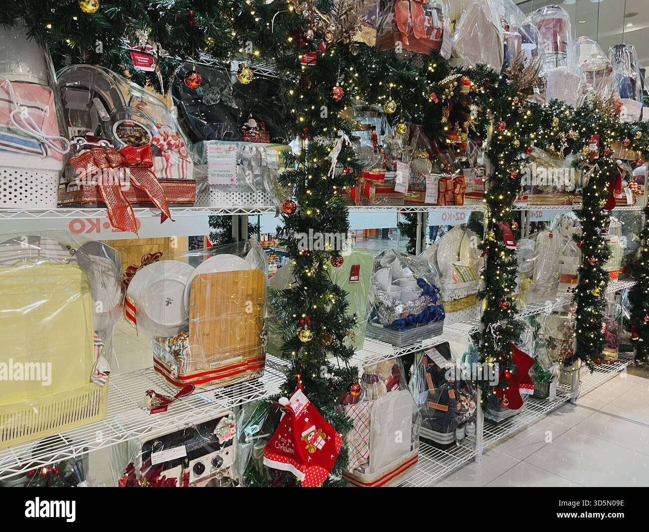 Balikpapan, Indonesia - 16 novembre 2025. Gli scaffali sono impilati con cestini, cesti e prodotti regalo di Natale preconfezionati, per la vendita in un negozio Foto Stock