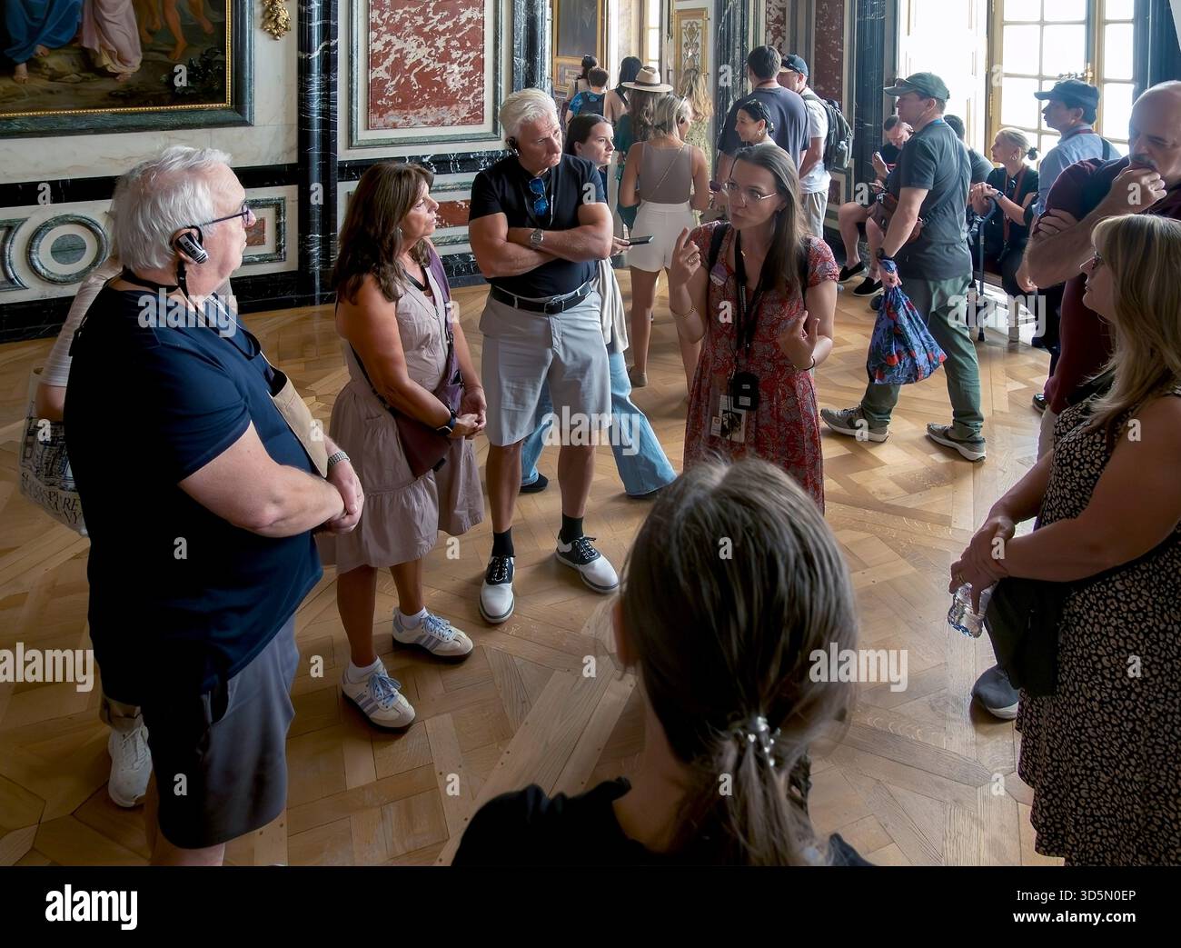 Guida turistica con gruppo alla Reggia di Versailles, Francia Foto Stock