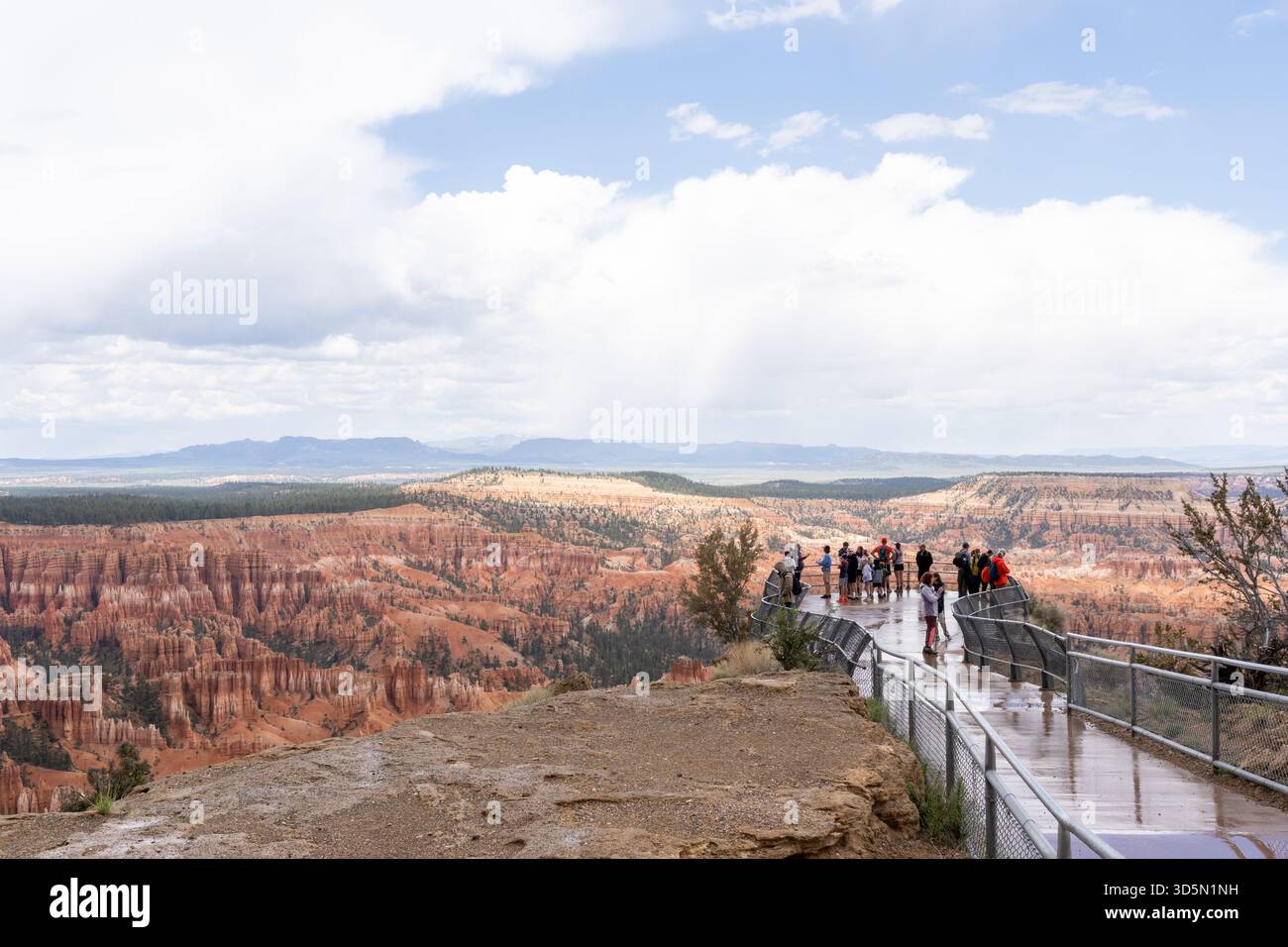 Persone che visitano il Bryce Canyon National Park in uno dei punti panoramici dello Utah meridionale, Stati Uniti Foto Stock
