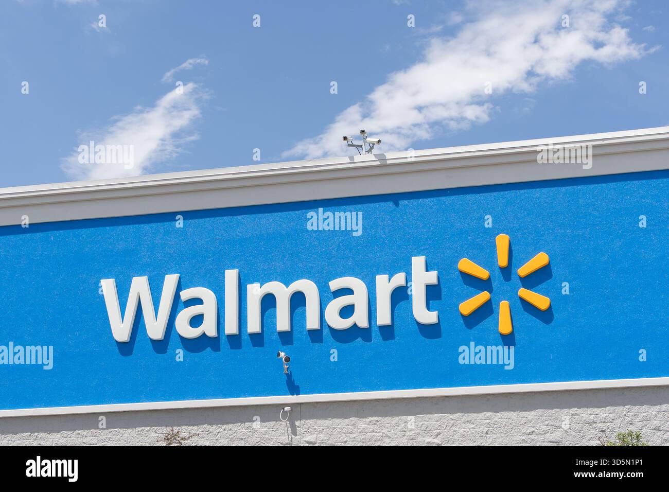 Primo piano del cartello Walmart sull'edificio. California, Stati Uniti Foto Stock