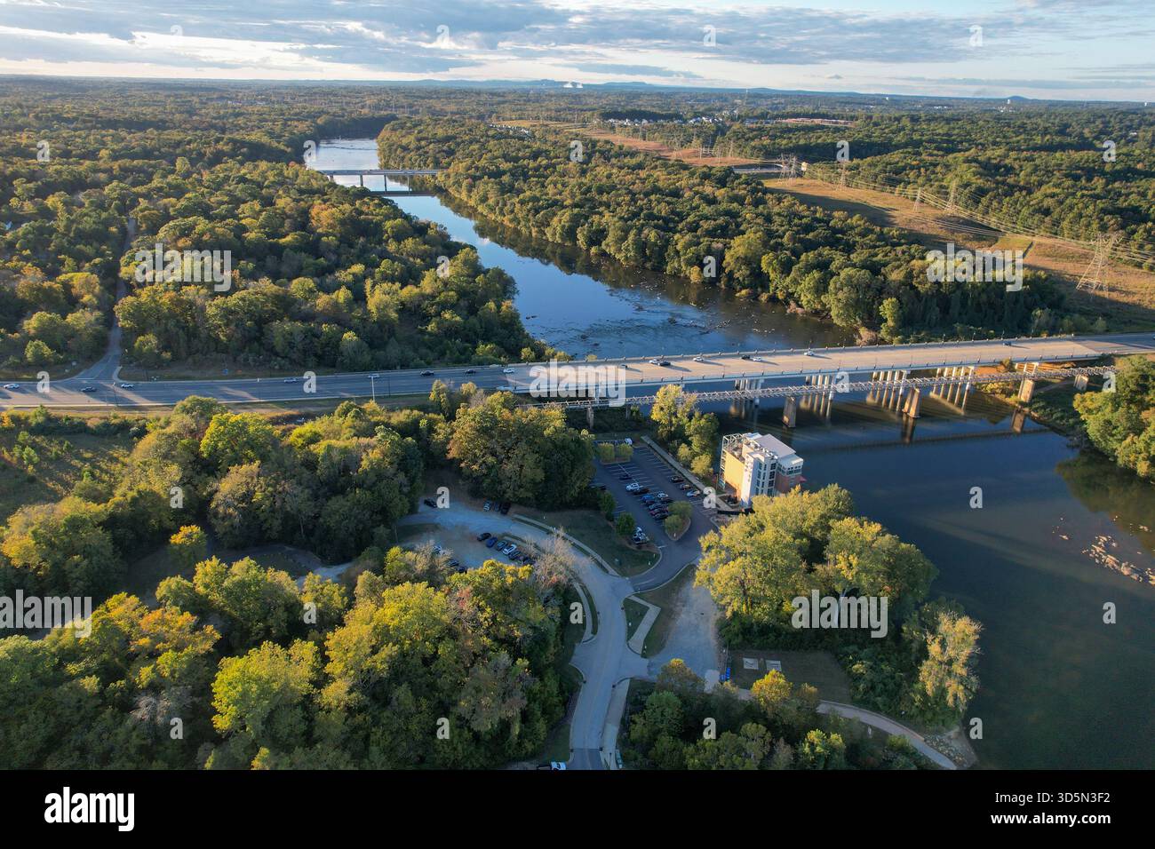 Vista aerea pomeridiana del fiume Catawba a Rock Hill, South Carolina Foto Stock