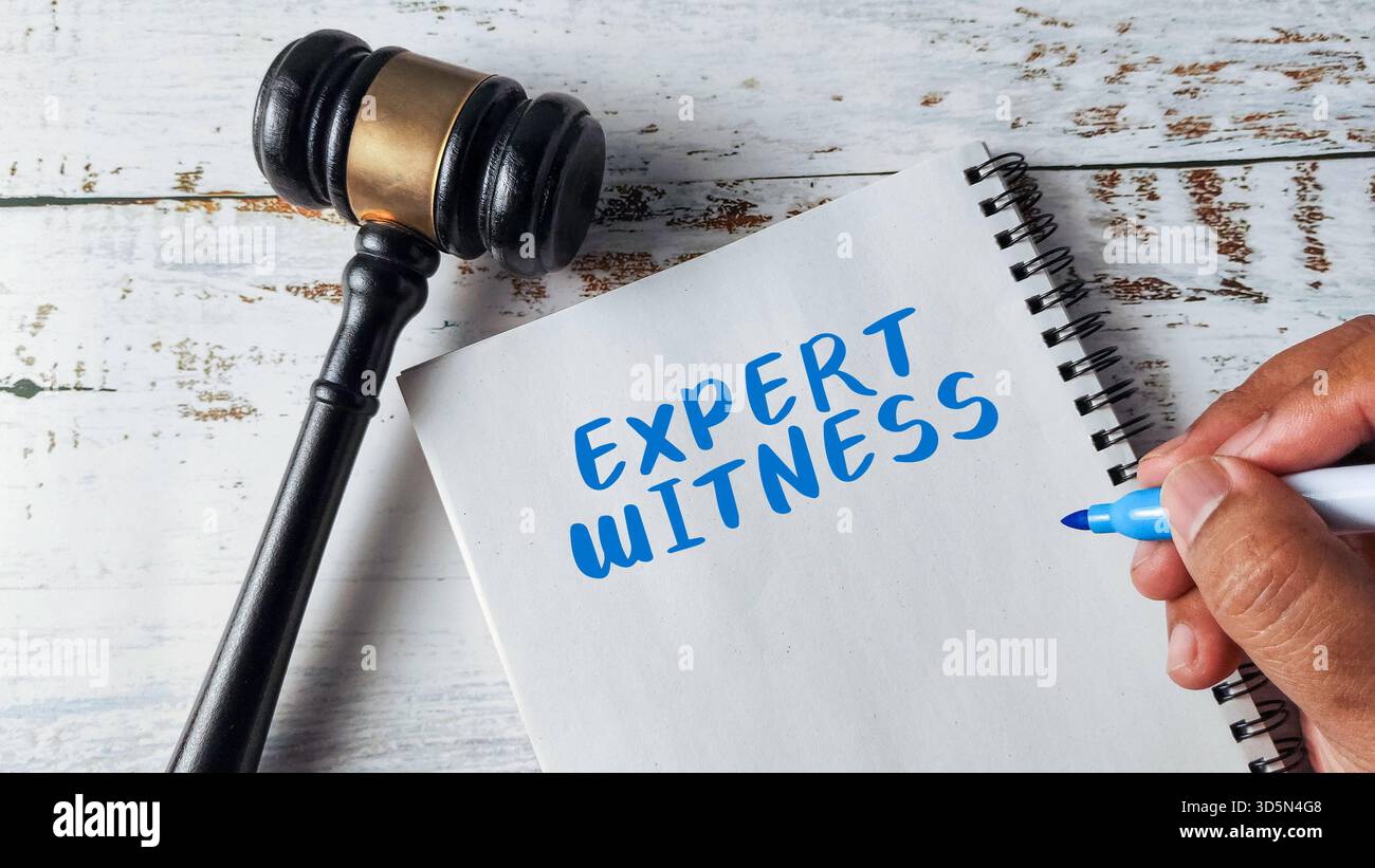 Scrittura a mano "testimone esperto" in un notebook accanto a un martelletto, simbolo di una testimonianza specializzata e di una consultazione legale Foto Stock