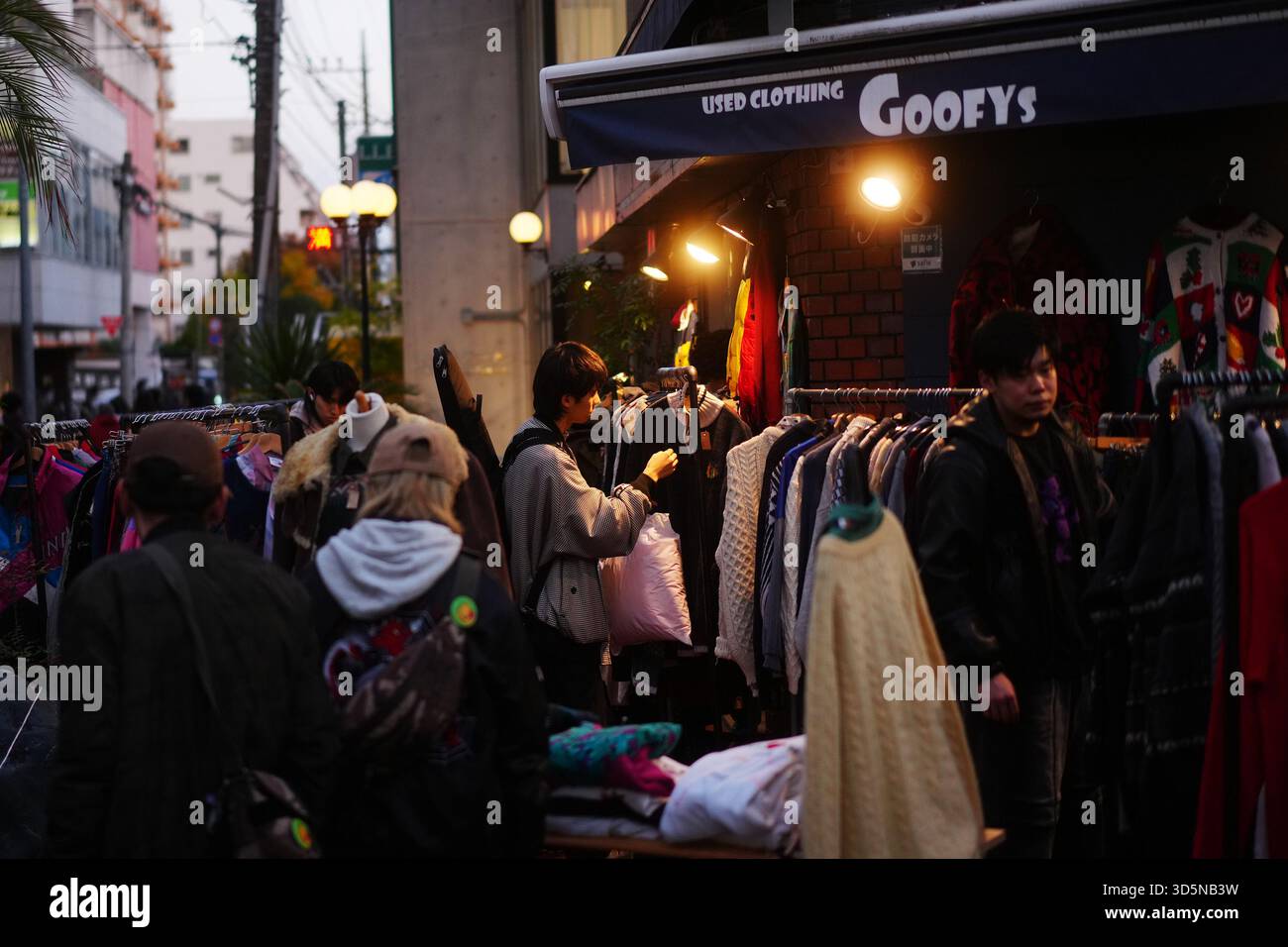 Tokyo, Giappone. 16 novembre 2025. Le persone fanno acquisti in un negozio di abbigliamento usato a Tokyo, Giappone, 16 novembre 2025. L'economia del Giappone ha contrassegnato un 1,8% reale annualizzato nel terzo trimestre del 2025, segnando la prima contrazione in sei trimestri, i dati preliminari del governo hanno mostrato lunedì. Crediti: Jia Haocheng/Xinhua/Alamy Live News Foto Stock
