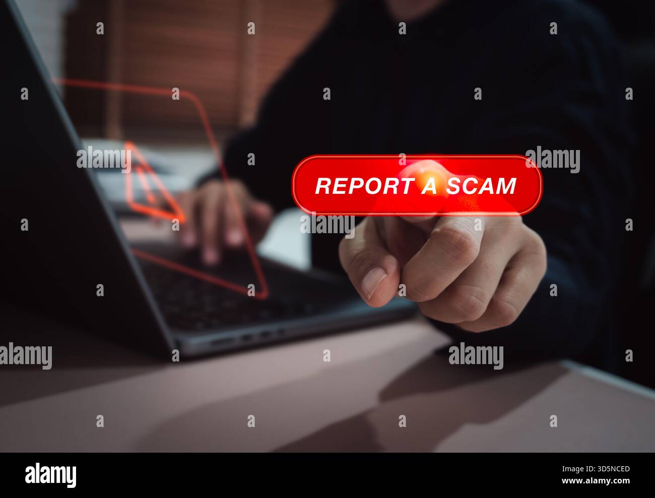 Persona d'affari che preme il pulsante rosso virtuale "segnala una truffa" sull'interfaccia digitale. Concetto di sensibilizzazione alla criminalità informatica, prevenzione delle frodi online, sospetto Foto Stock