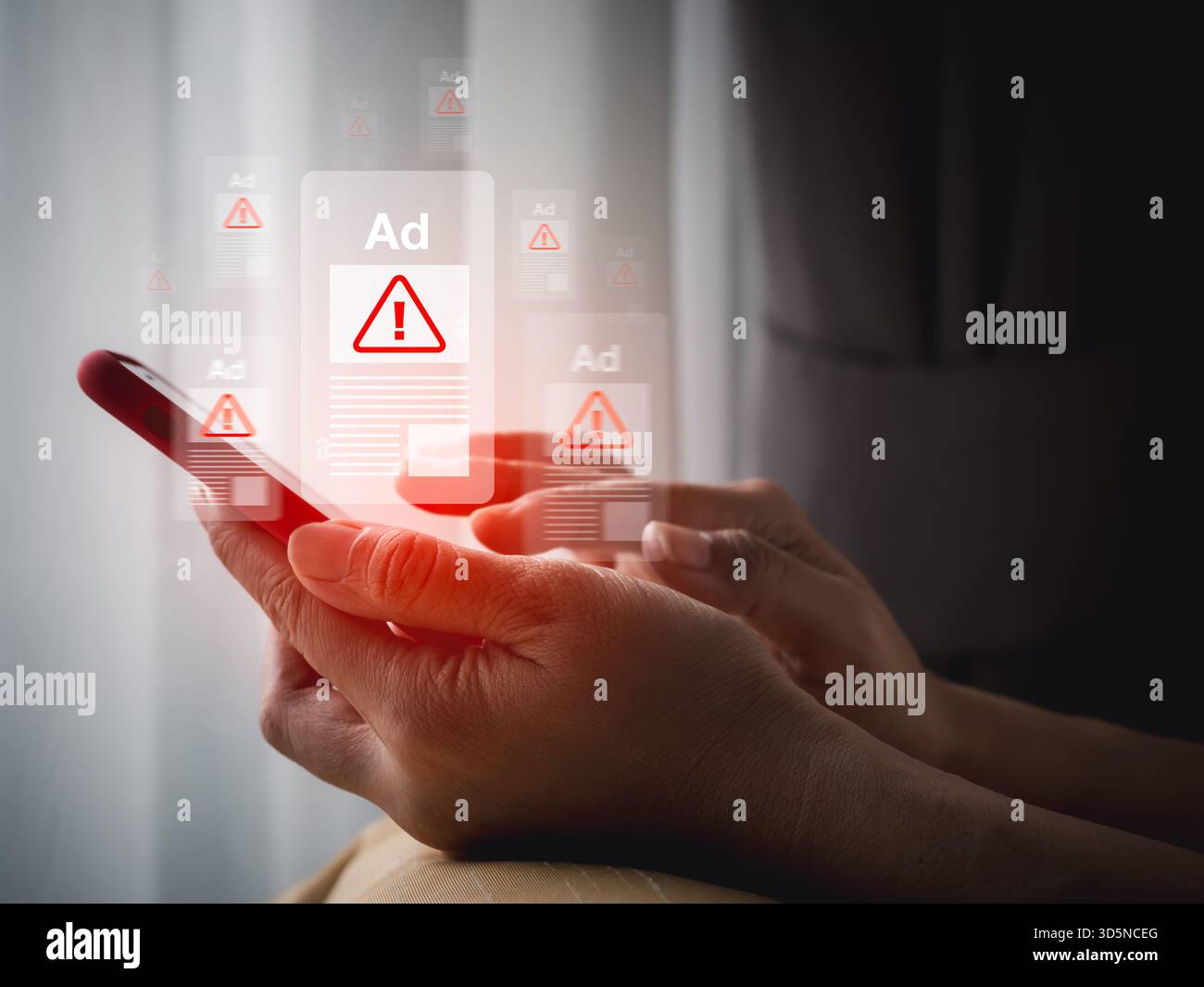 Tenere lo smartphone con le mani e i popup di avviso di truffa simboleggiano frodi pubblicitarie online, rilevamento di truffe, clickbait pubblicitario, rischio di cybersicurezza, cult Foto Stock
