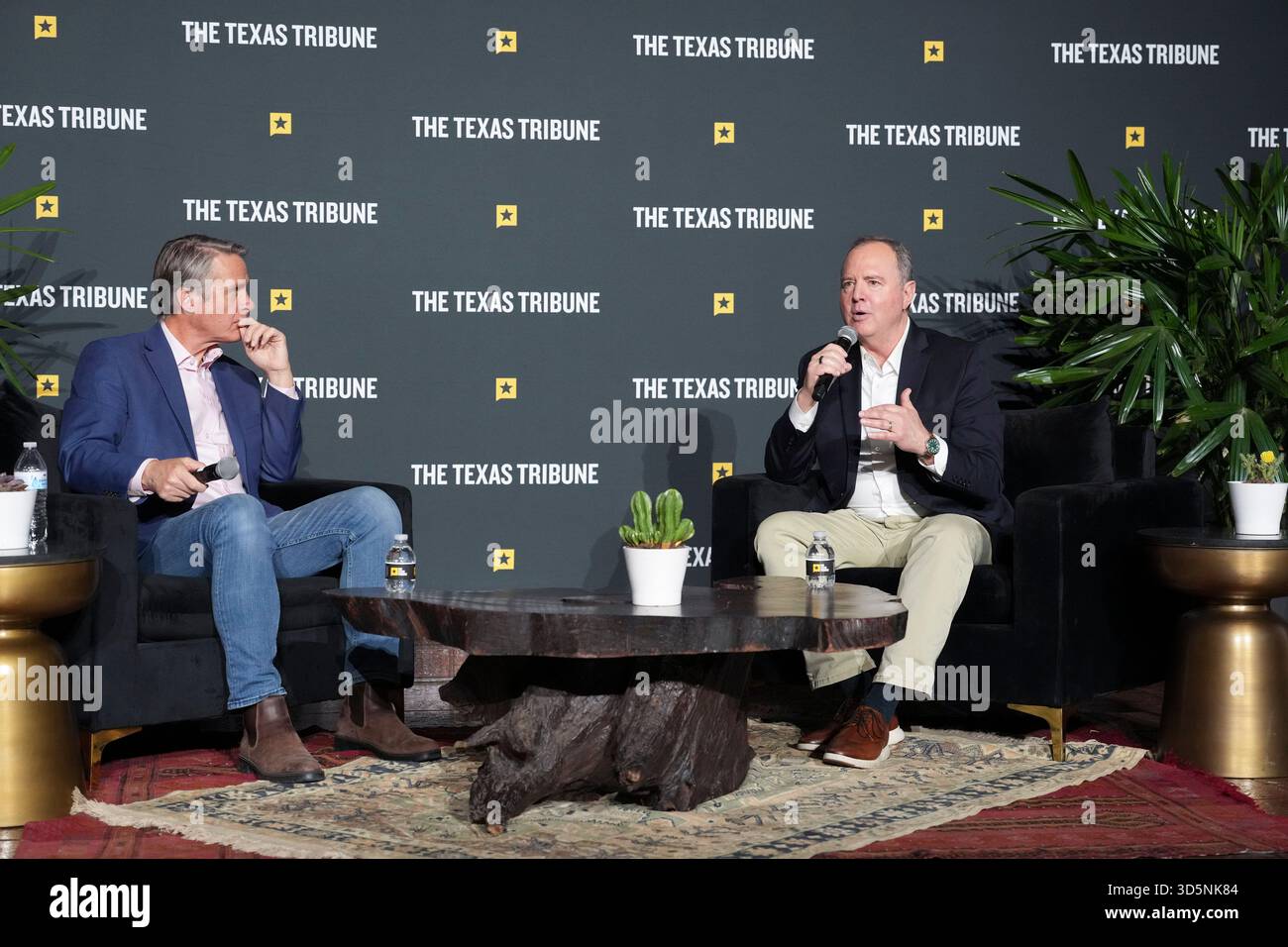 Austin Texas USA, 15 novembre 2025: Il senatore degli Stati Uniti ADAM SCHIFF (D-CA), giusto, parla delle differenze tra il Senato degli Stati Uniti e la camera dei rappresentanti durante l'ultimo giorno del quindicesimo festival annuale del Texas Tribune. Il festival è uno dei più importanti raduni nazionali di decisori, esperti politici, giornalisti e autori, attirando diverse migliaia di partecipanti durante i suoi tre giorni nel centro di Austin. ©Bob Daemmrich Foto Stock