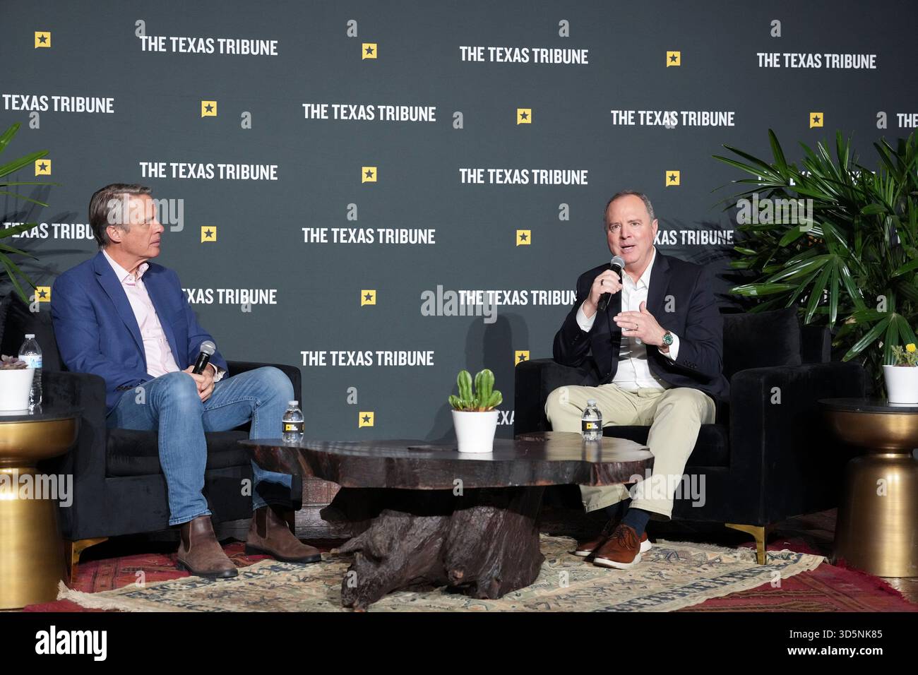 Austin Texas USA, 15 novembre 2025: Il senatore degli Stati Uniti ADAM SCHIFF (D-CA), giusto, parla delle differenze tra il Senato degli Stati Uniti e la camera dei rappresentanti durante l'ultimo giorno del quindicesimo festival annuale del Texas Tribune. Il festival è uno dei più importanti raduni nazionali di decisori, esperti politici, giornalisti e autori, attirando diverse migliaia di partecipanti durante i suoi tre giorni nel centro di Austin. ©Bob Daemmrich Foto Stock
