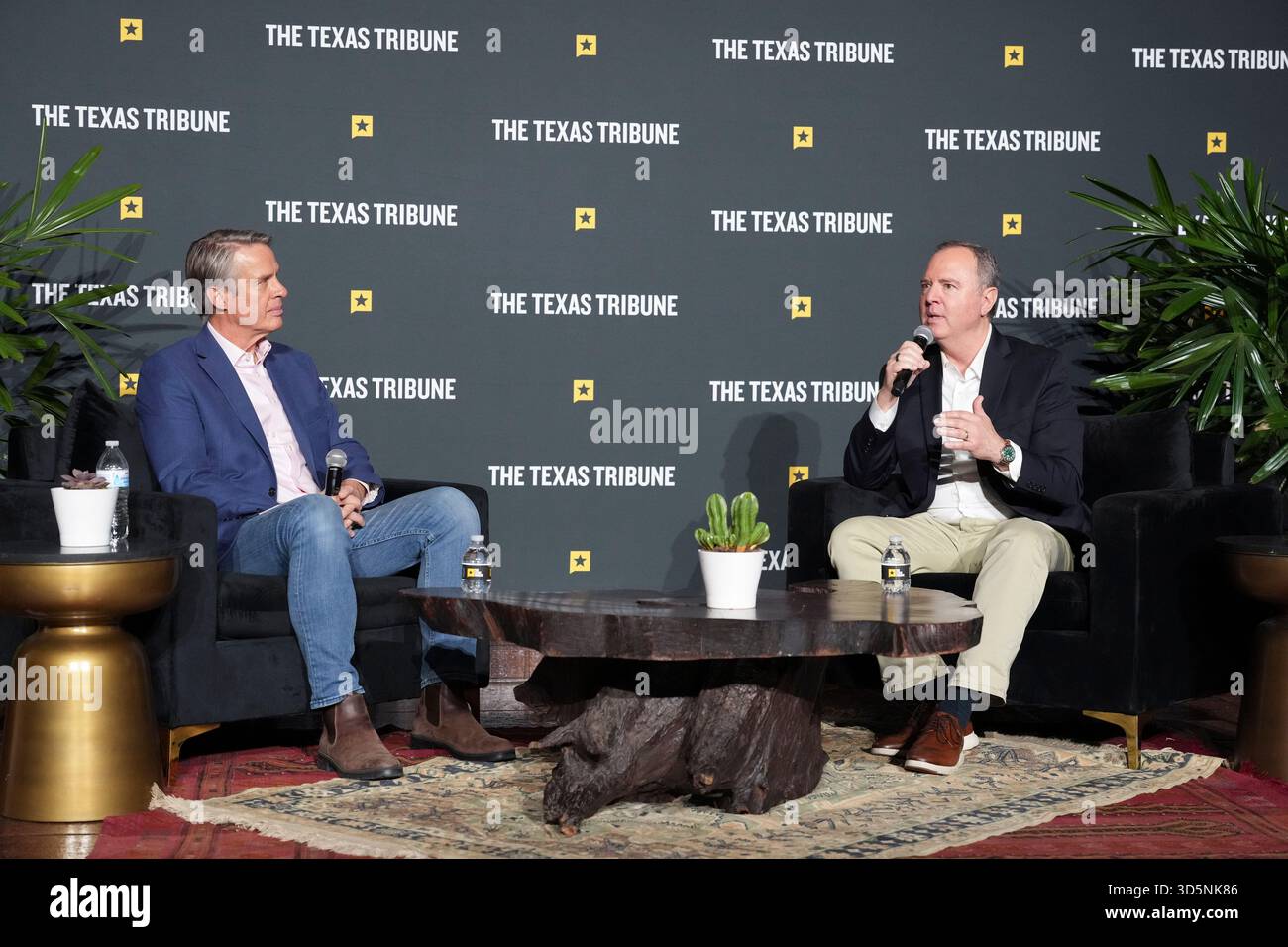 Austin Texas USA, 15 novembre 2025: Il senatore degli Stati Uniti ADAM SCHIFF (D-CA), giusto, parla delle differenze tra il Senato degli Stati Uniti e la camera dei rappresentanti durante l'ultimo giorno del quindicesimo festival annuale del Texas Tribune. Il festival è uno dei più importanti raduni nazionali di decisori, esperti politici, giornalisti e autori, attirando diverse migliaia di partecipanti durante i suoi tre giorni nel centro di Austin. ©Bob Daemmrich Foto Stock