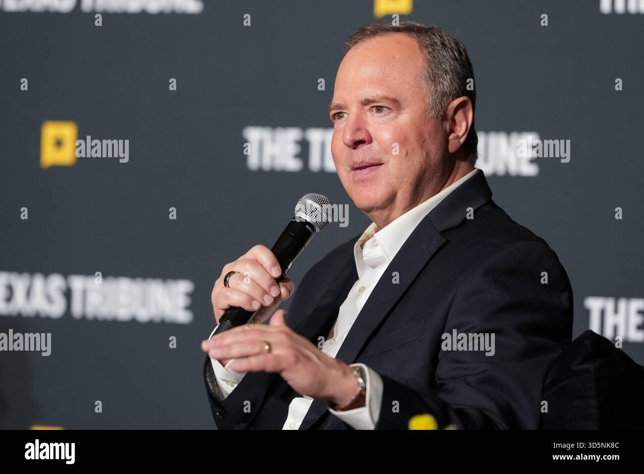 Austin Texas USA, 15 novembre 2025: Il senatore degli Stati Uniti ADAM SCHIFF (D-CA) parla delle differenze tra il Senato degli Stati Uniti e la camera dei rappresentanti durante l'ultimo giorno del quindicesimo festival annuale del Texas Tribune. Il festival è uno dei più importanti raduni nazionali di decisori, esperti politici, giornalisti e autori, attirando diverse migliaia di partecipanti durante i suoi tre giorni nel centro di Austin. ©Bob Daemmrich Foto Stock