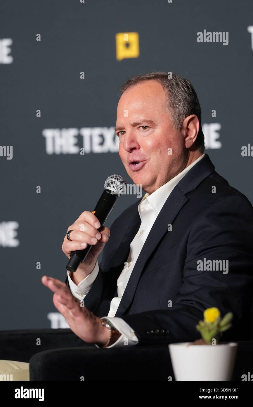 Austin Texas USA, 15 novembre 2025: Il senatore degli Stati Uniti ADAM SCHIFF (D-CA) parla delle differenze tra il Senato degli Stati Uniti e la camera dei rappresentanti durante l'ultimo giorno del quindicesimo festival annuale del Texas Tribune. Il festival è uno dei più importanti raduni nazionali di decisori, esperti politici, giornalisti e autori, attirando diverse migliaia di partecipanti durante i suoi tre giorni nel centro di Austin. ©Bob Daemmrich Foto Stock