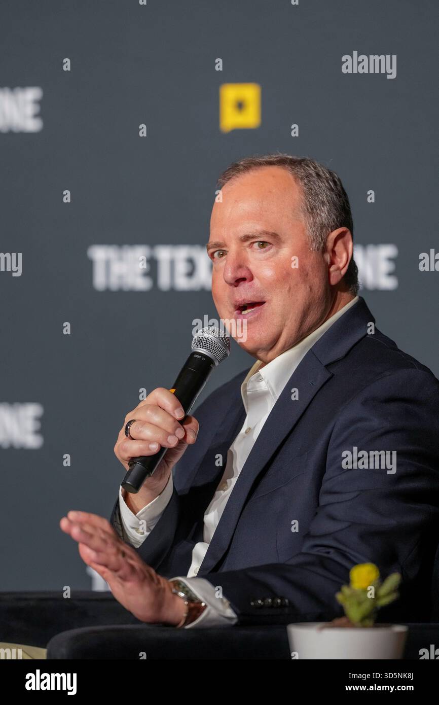 Austin Texas USA, 15 novembre 2025: Il senatore degli Stati Uniti ADAM SCHIFF (D-CA) parla delle differenze tra il Senato degli Stati Uniti e la camera dei rappresentanti durante l'ultimo giorno del quindicesimo festival annuale del Texas Tribune. Il festival è uno dei più importanti raduni nazionali di decisori, esperti politici, giornalisti e autori, attirando diverse migliaia di partecipanti durante i suoi tre giorni nel centro di Austin. ©Bob Daemmrich Foto Stock