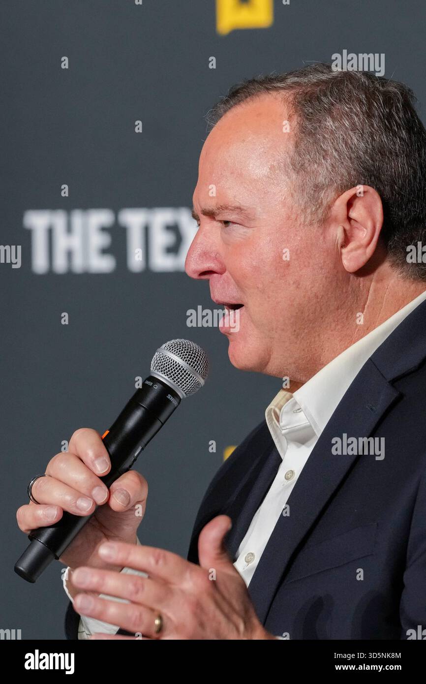 Austin Texas USA, 15 novembre 2025: Il senatore degli Stati Uniti ADAM SCHIFF (D-CA) parla delle differenze tra il Senato degli Stati Uniti e la camera dei rappresentanti durante l'ultimo giorno del quindicesimo festival annuale del Texas Tribune. Il festival è uno dei più importanti raduni nazionali di decisori, esperti politici, giornalisti e autori, attirando diverse migliaia di partecipanti durante i suoi tre giorni nel centro di Austin. ©Bob Daemmrich Foto Stock