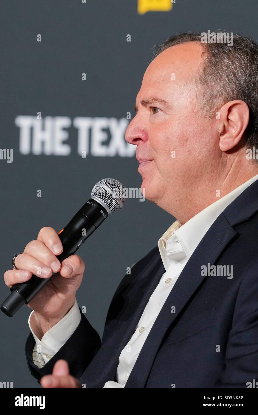 Austin Texas USA, 15 novembre 2025: Il senatore degli Stati Uniti ADAM SCHIFF (D-CA) parla delle differenze tra il Senato degli Stati Uniti e la camera dei rappresentanti durante l'ultimo giorno del quindicesimo festival annuale del Texas Tribune. Il festival è uno dei più importanti raduni nazionali di decisori, esperti politici, giornalisti e autori, attirando diverse migliaia di partecipanti durante i suoi tre giorni nel centro di Austin. ©Bob Daemmrich Foto Stock