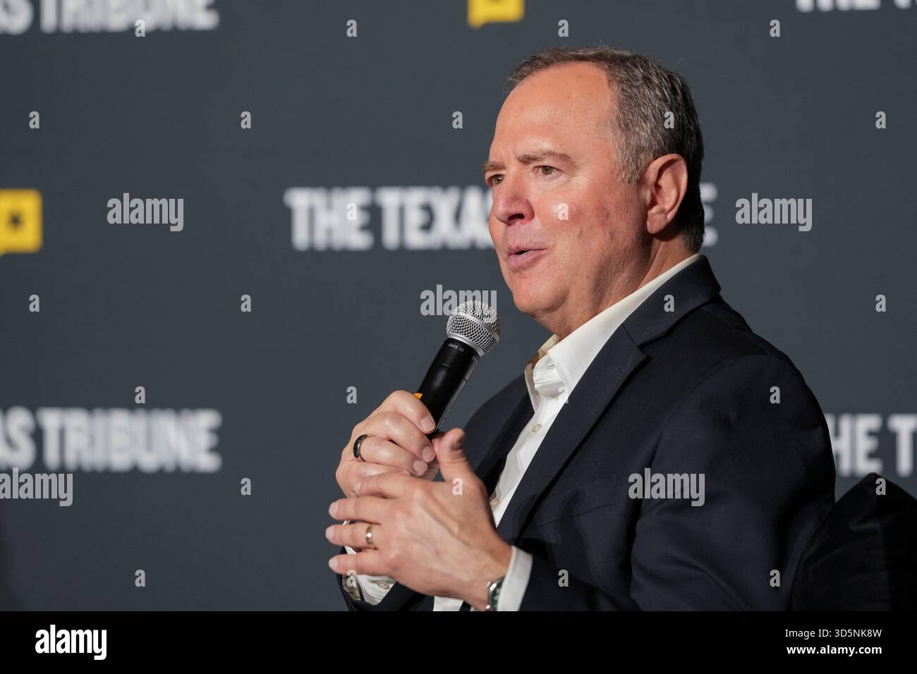 Austin Texas USA, 15 novembre 2025: Il senatore degli Stati Uniti ADAM SCHIFF (D-CA) parla delle differenze tra il Senato degli Stati Uniti e la camera dei rappresentanti durante l'ultimo giorno del quindicesimo festival annuale del Texas Tribune. Il festival è uno dei più importanti raduni nazionali di decisori, esperti politici, giornalisti e autori, attirando diverse migliaia di partecipanti durante i suoi tre giorni nel centro di Austin. ©Bob Daemmrich Foto Stock
